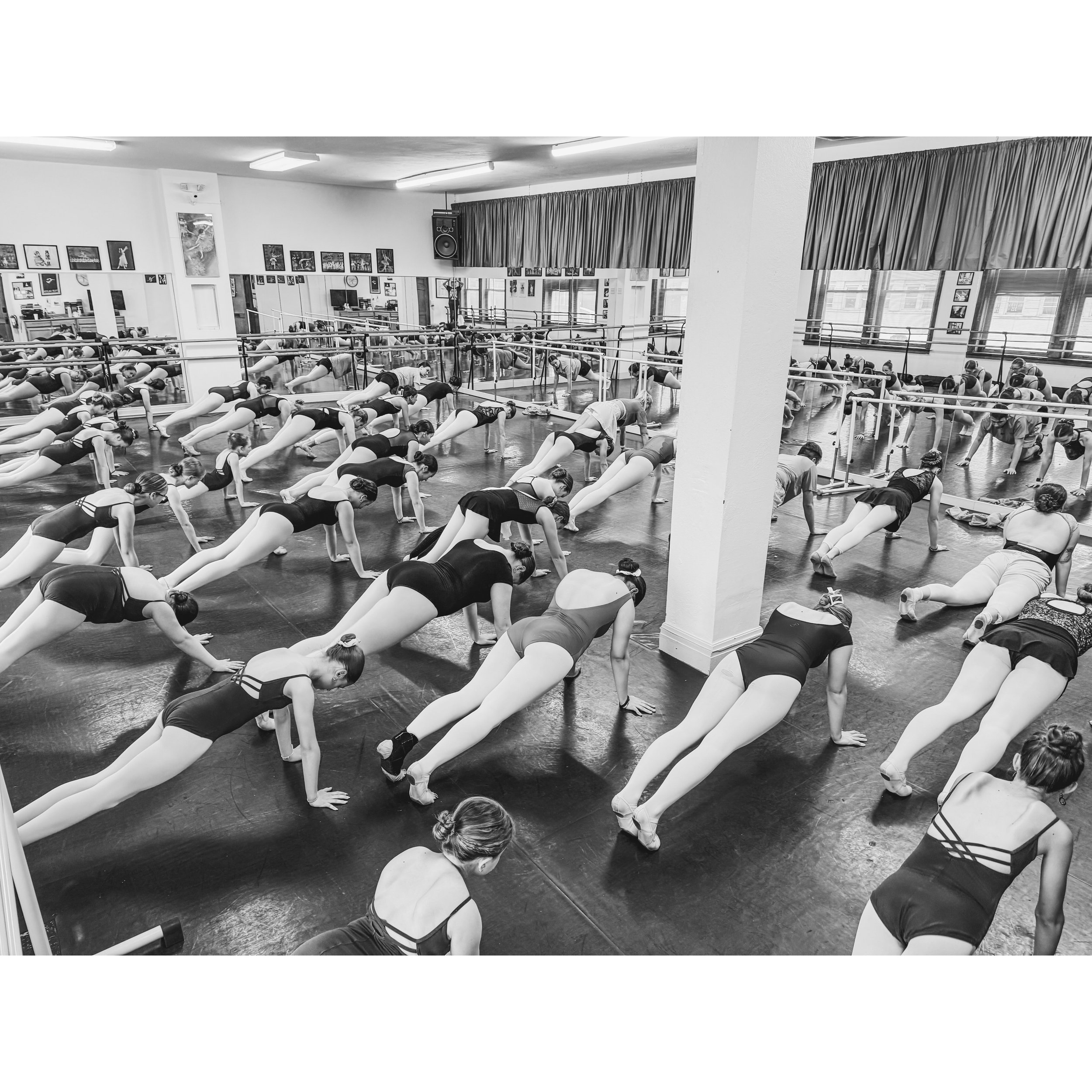 Building strength! 💪🏻

📸 @balleyla_ 

#jhodance #jho39years #cnydance #localdancestudio #romenydance