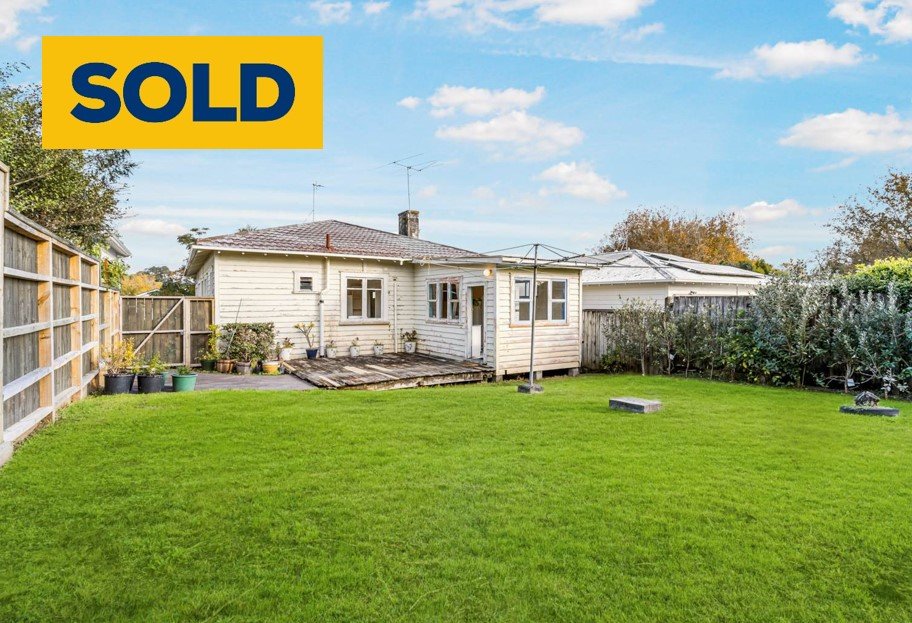 GREY LYNN DO-UP BUNGALOW SELLS "UNDER THE HAMMER" with MULTIPLE BUYERS COMPETING FOR THE KEYS