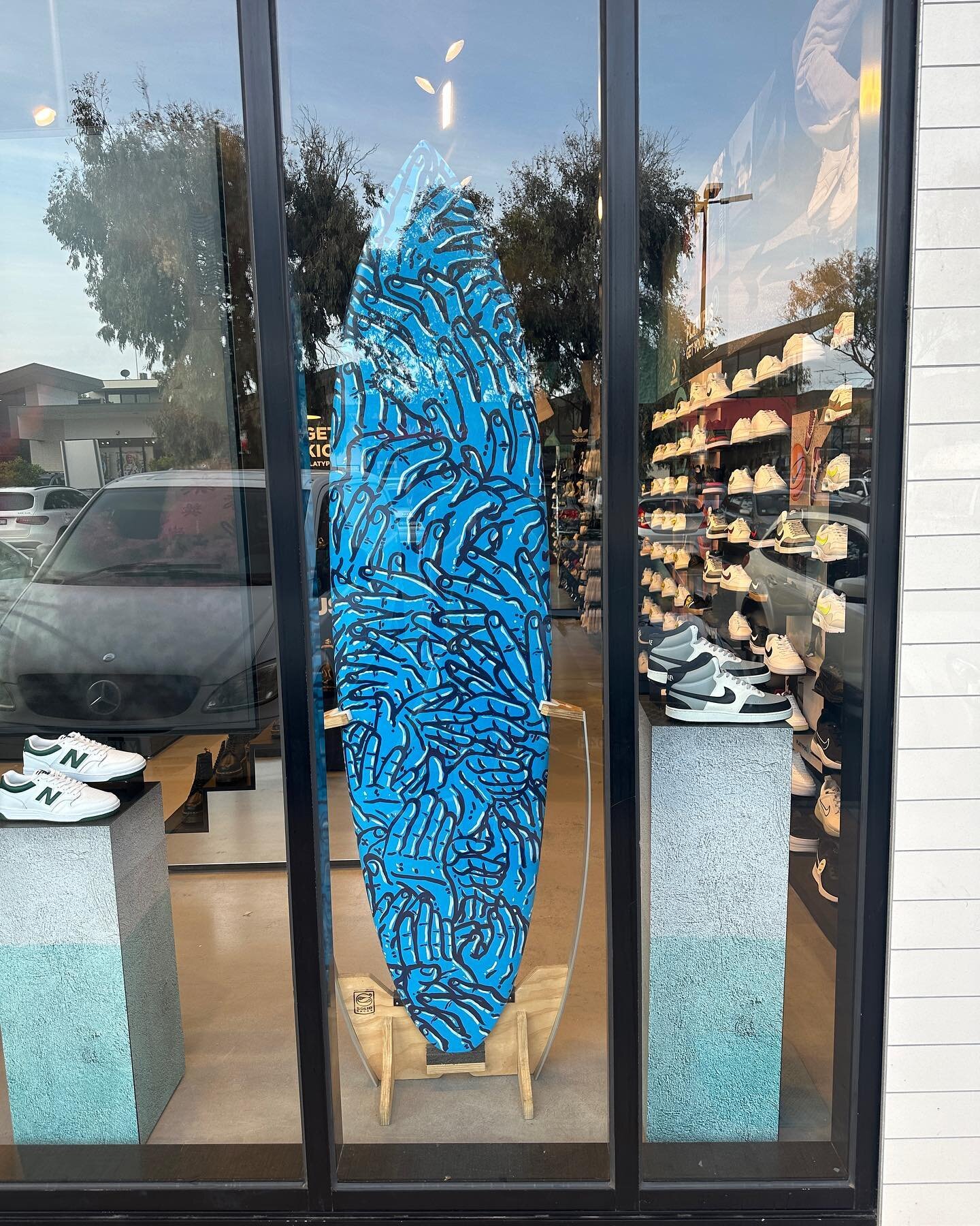 &lsquo;Waves&rsquo;
Painted surfboard for @platypus_sneakers 
On display at Platypus in Torquay. 
Thanks for the cool opportunity to paint a surfboard! 
Nori and I love heading down to Torquay - we go nearly once a week! 🌊 
.
.
.
. 
#gonketa #surfbo