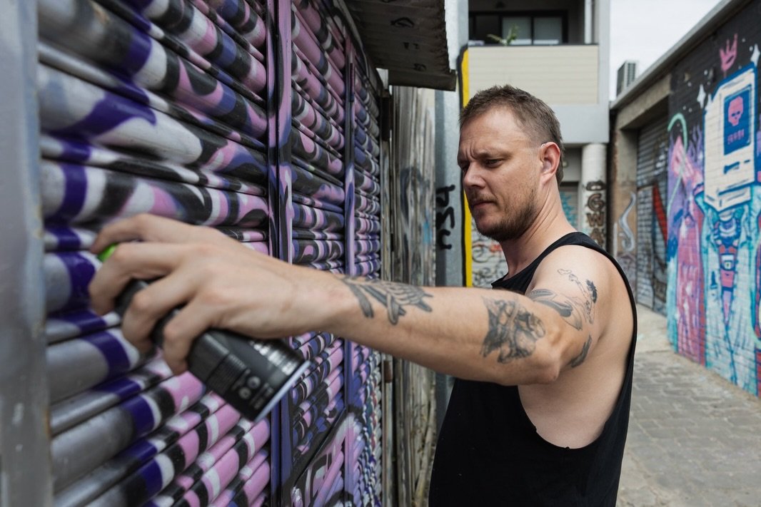 Chapter 26&rsquo;
A new look. No longer emerging.
Looking forward to what comes next in 2026.

Photograph by @signdart 
.
.
#gonketa #newchapter #professionalartist #deafartist #creativejourney