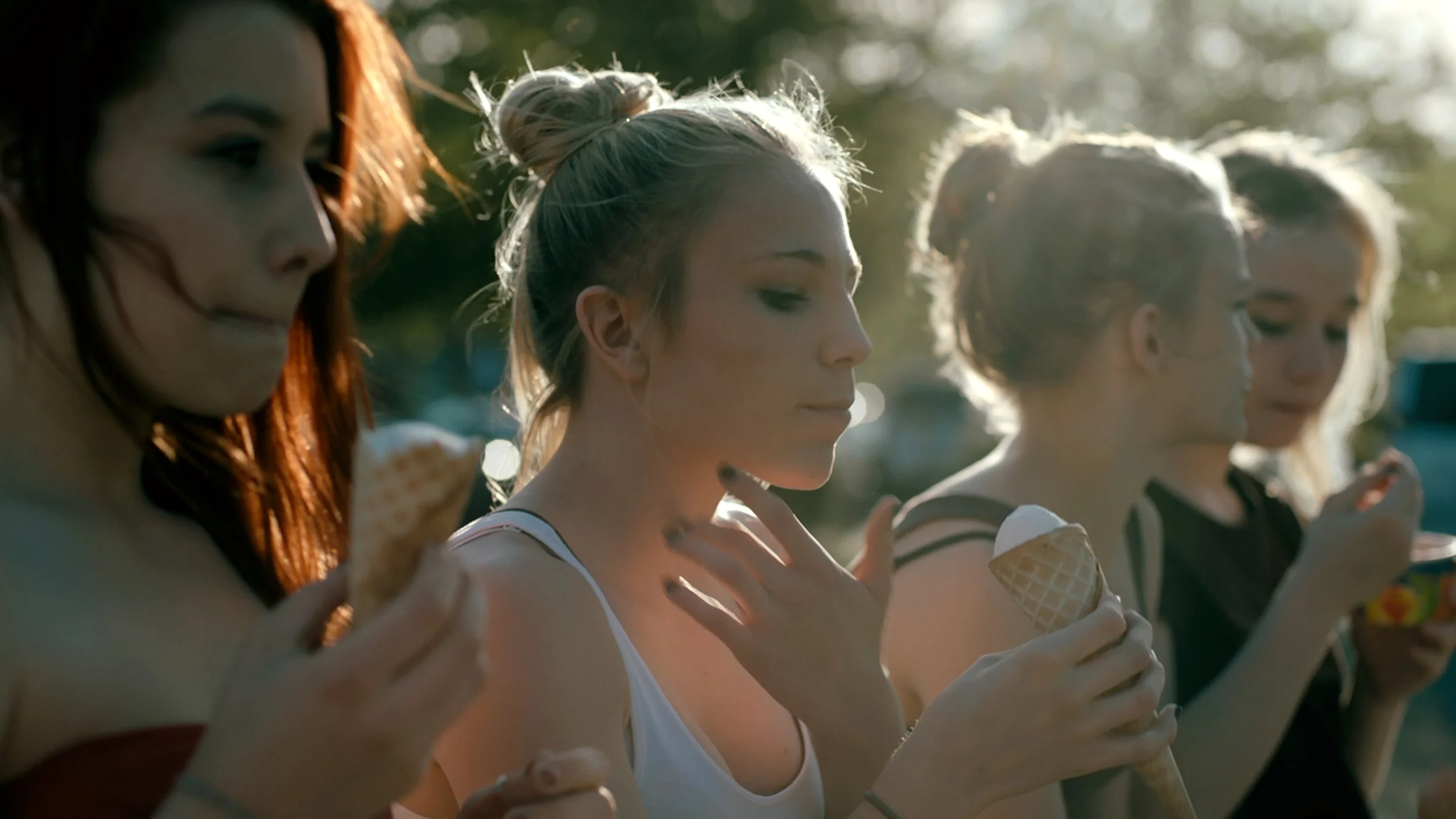 Schultersieg 2 - girls eating icecream - © AWFP Julia Lemke.jpg