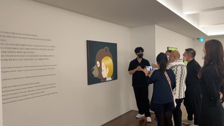 Congratulations to Hyunjun &amp; Galley Jeeum on A successful &amp; beautiful show! 
.
.
Private tour &amp; interview of Hyunjun for his solo show with Jeeum Gallery. Thanks for bringing us closer &amp; deeper into your inner world. T
.
@hyunjjun80 
