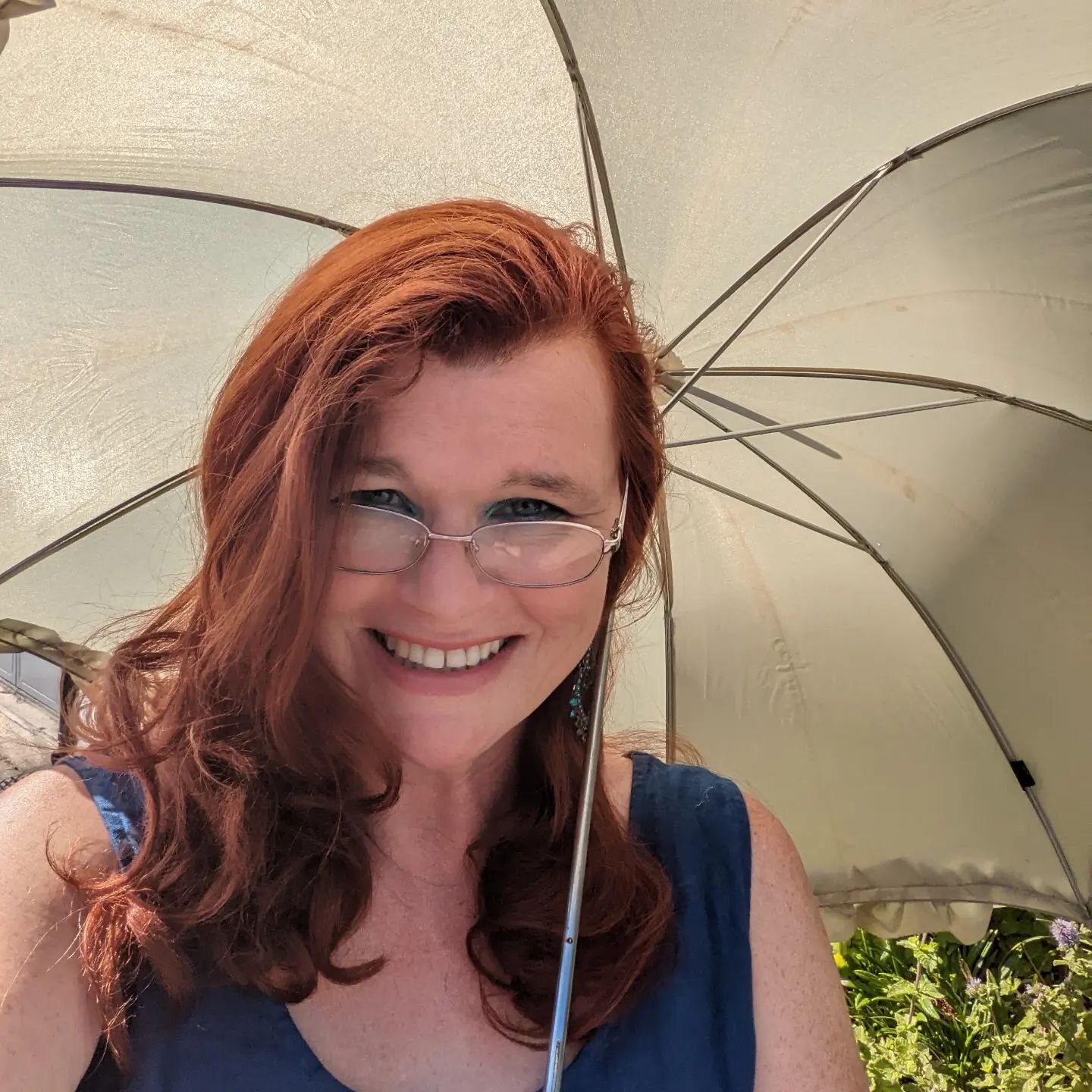 Love these sunny days, but not a fan of 'hat hair'? 🤔 ... Then join us in the parasol revolution! ☂️🌂 ... We have all manner of vintage parasols for sale at Curious today until 4pm 🌞💜💚
.
.
.
.
#parasol
#palegirl
#redhead
#summervibes
#vintagesty