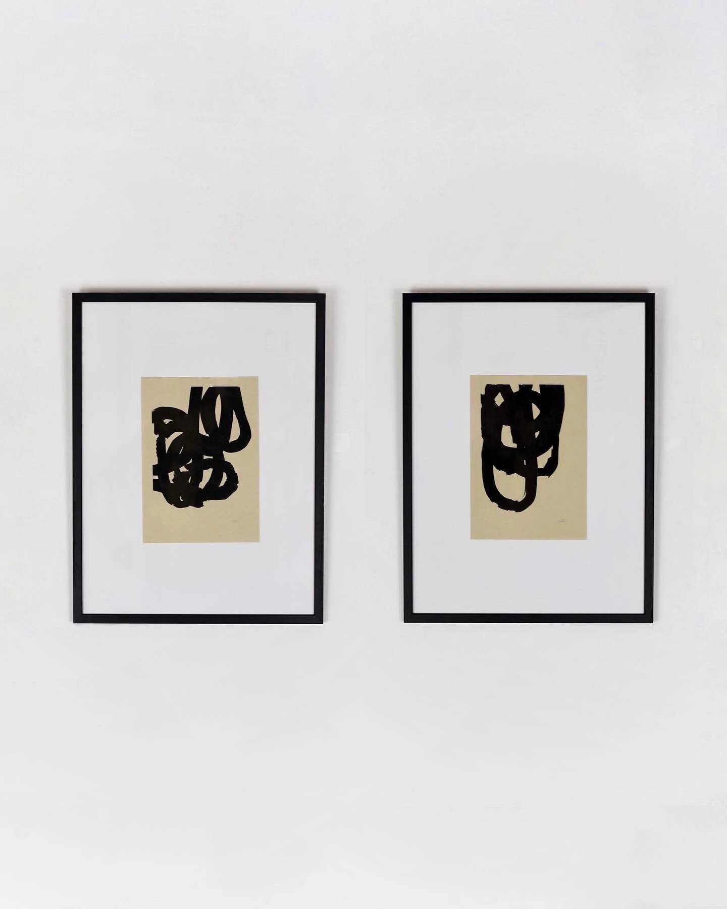 (1) ink on paper, wooden frame, 2022 &mdash;30x40cm (incl. frame)

(2) ink on paper, wooden frame, 2022 &mdash;30x40cm (incl. frame)

#abstraktekunst #abstraktekunstkaufen #frankfurtartist #artexhibition #artreel #kunstausstellung #ausstellungfrankfu