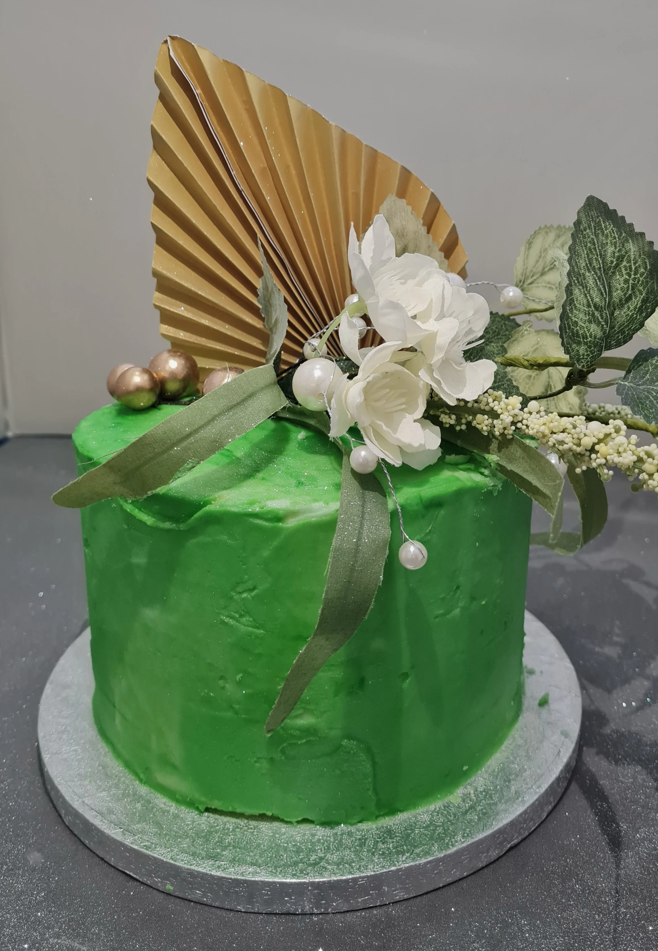 600 Single tier Green with Gold Accents.jpg