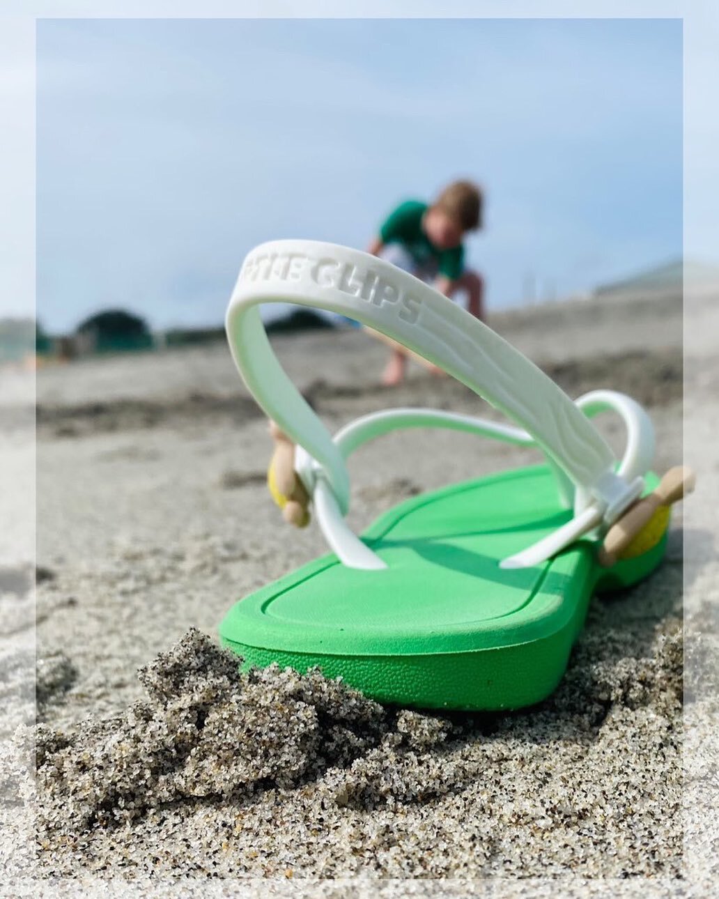Finally a flip flop day!! 😉💚🩴

📍Location - Cornwall
📷Photography - Danni 
👉🏻 Model - Toby
🩴Flipflops @myturtleclips 

Available in the UK online and in store from @barefootboyhoodies in Salcombe 💙

#seathedifference
#turtleclips
#turtleclips