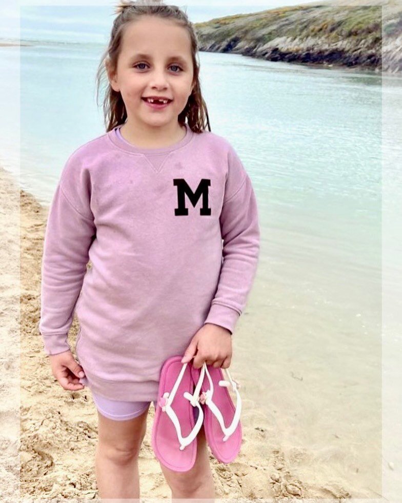 𝑷𝒆𝒓𝒇𝒆𝒄𝒕 𝒊𝒏 𝒑𝒊𝒏𝒌 💞

📍Location - Cornwall
🏄🏻&zwj;♀️Model - Millie
📷Photography - Claire @mummy_to_five 
🩴Flipflops @myturtleclips 

&hellip;. kids flip flops that don&rsquo;t fall off! ☺️

Now available in the UK from:
@barefootboyho