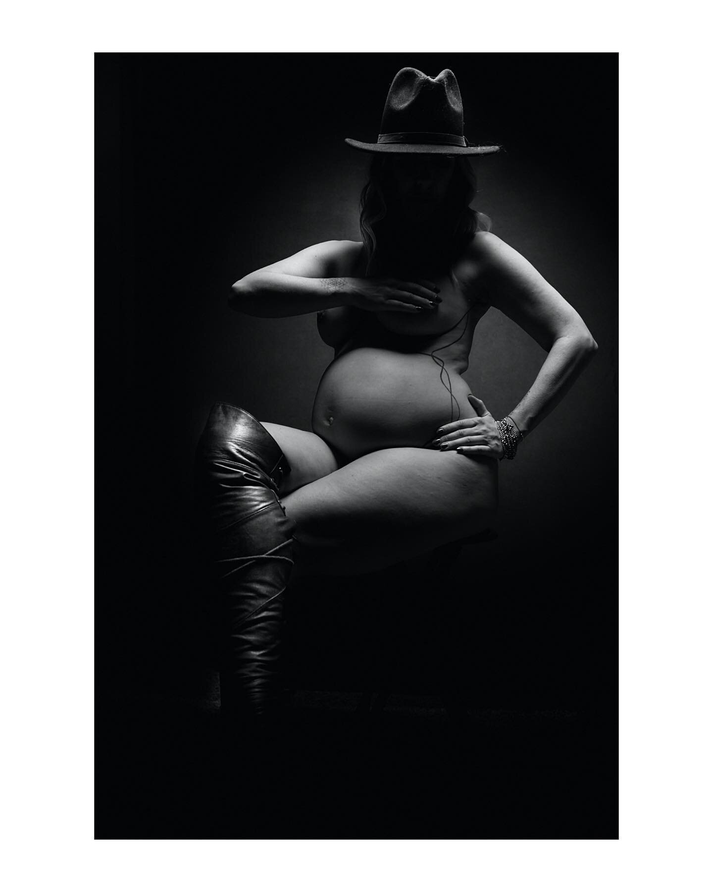 Boots ✔️
Hat ✔️
Belly ✔️✔️✔️
@karolineenigma ⁣
.⁣
.⁣
.⁣
.⁣
.⁣
#babies #babyboy #babybump #babygirl #babylove #mama #mom #momlife #momsofinstagram #motherhood #motherhoodunplugged #parenting #postpartum #pregnancy #pregnancyannouncement #pregnancyblog