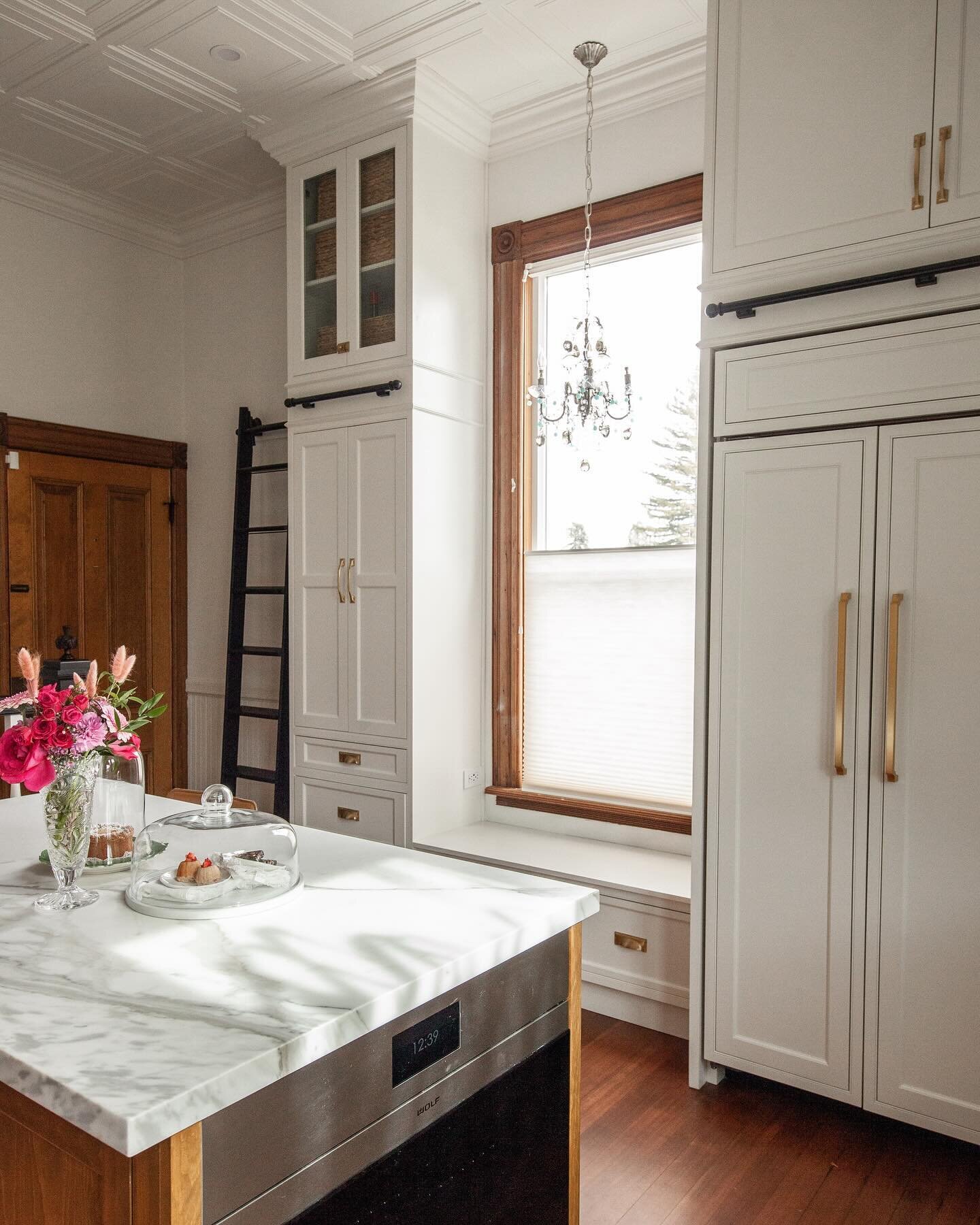 One of our favorite elements in this kitchen is the chandelier hanging over the nook window. The client had this fixture but it wasn&rsquo;t functioning. A little re-wiring and she shines again. 💡