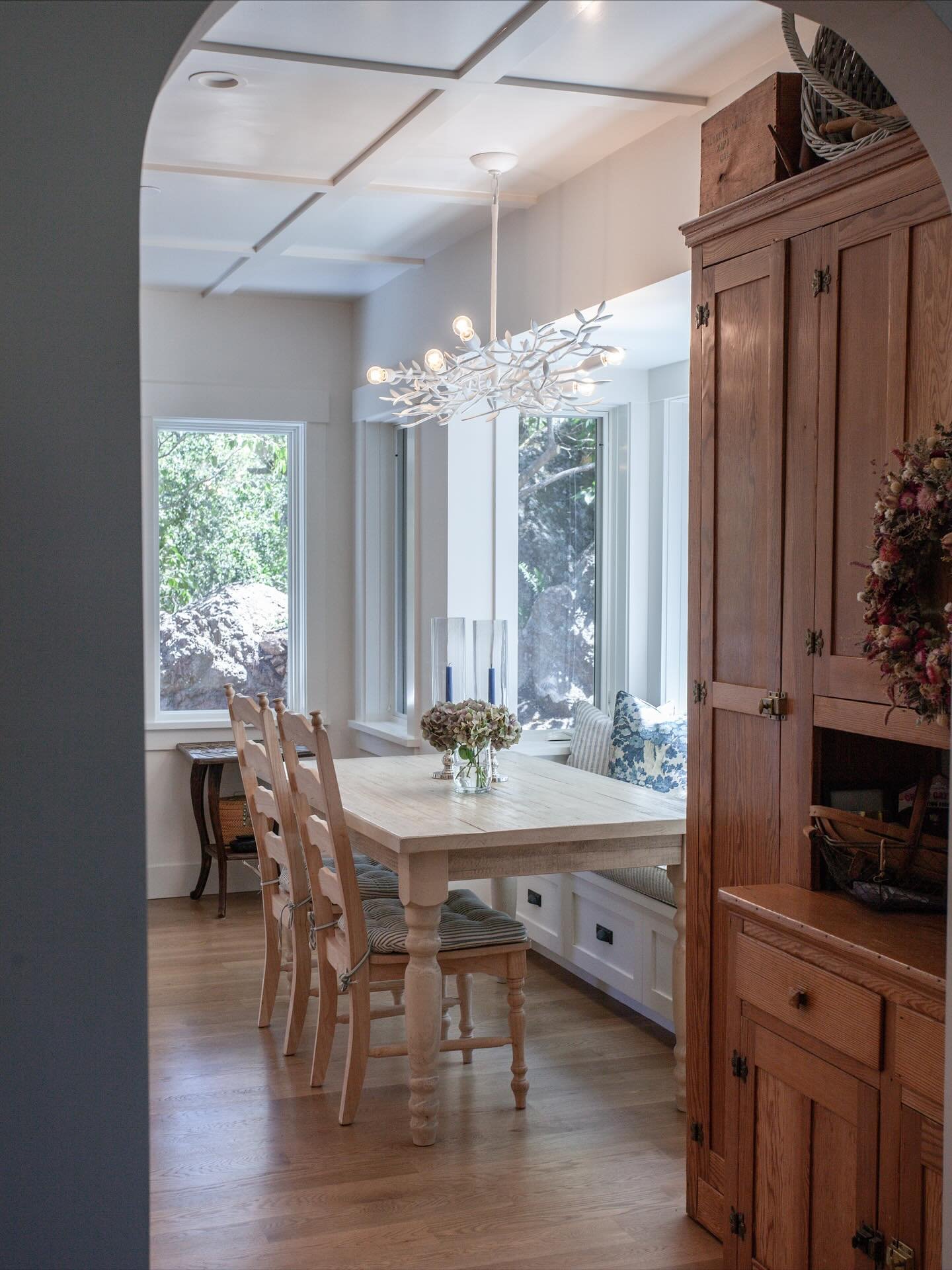 Dreamy little breakfast nook perfect for a rainy day like this 🤍