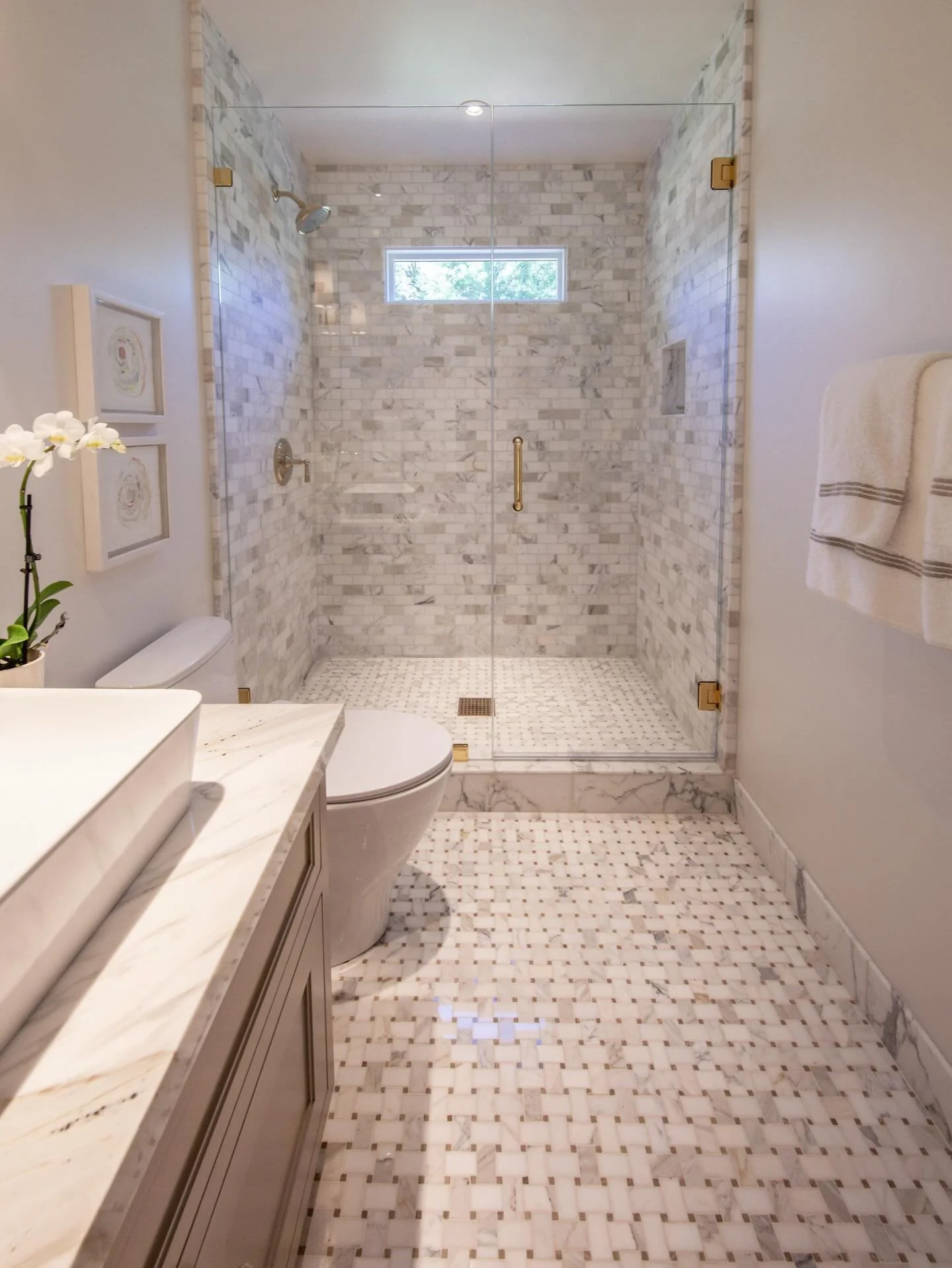 Timeless elegance exudes from this St. Helena hall bath ✨ calacatta marble paired with brass fixtures and warm hues all help to create this luxurious space. 

Builder: @grassiassociates
