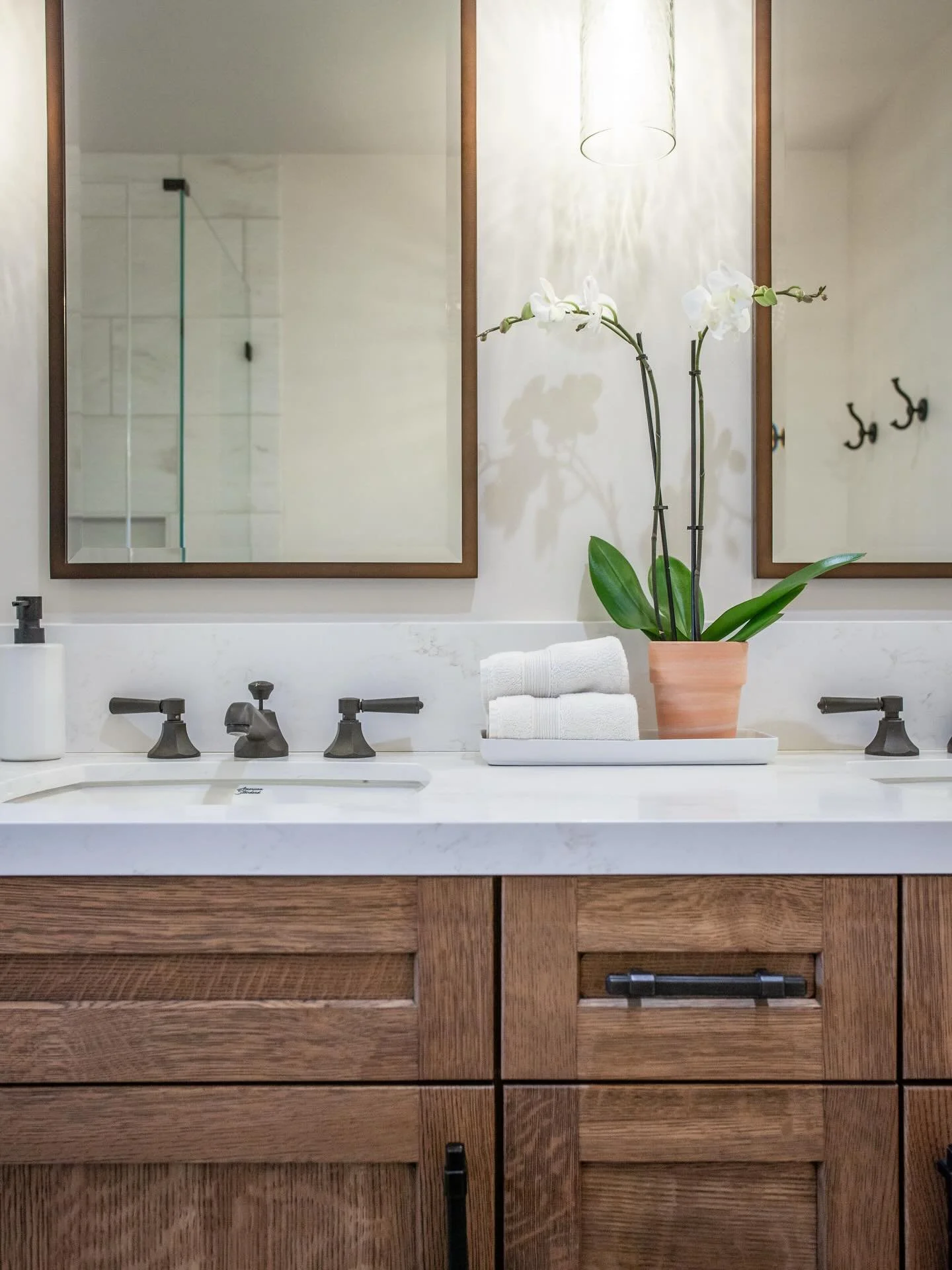 This hall bath is beautifully warmed up by some stained and brushed oak, bronze fixtures, and classic marble tile. Comfy cozy and elegant. 🛁