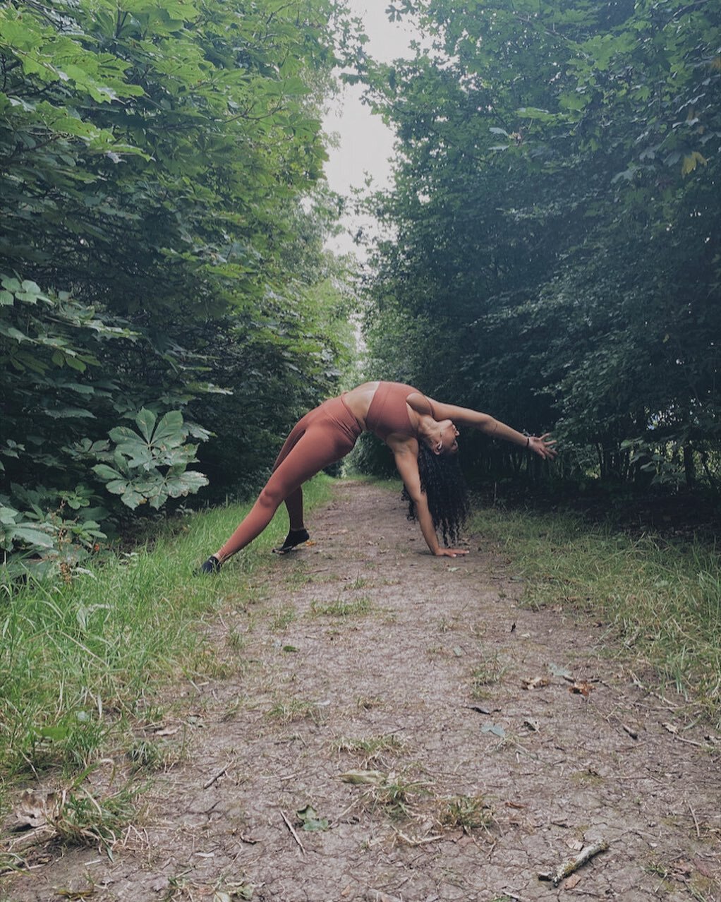 happy 1st of September 🌸

although i feel sad that summer is coming to an end this time of the year is my favourite. 

September for me is all about new beginnings and growth, shedding old habits and creating healthier ones. 

I also love the weathe