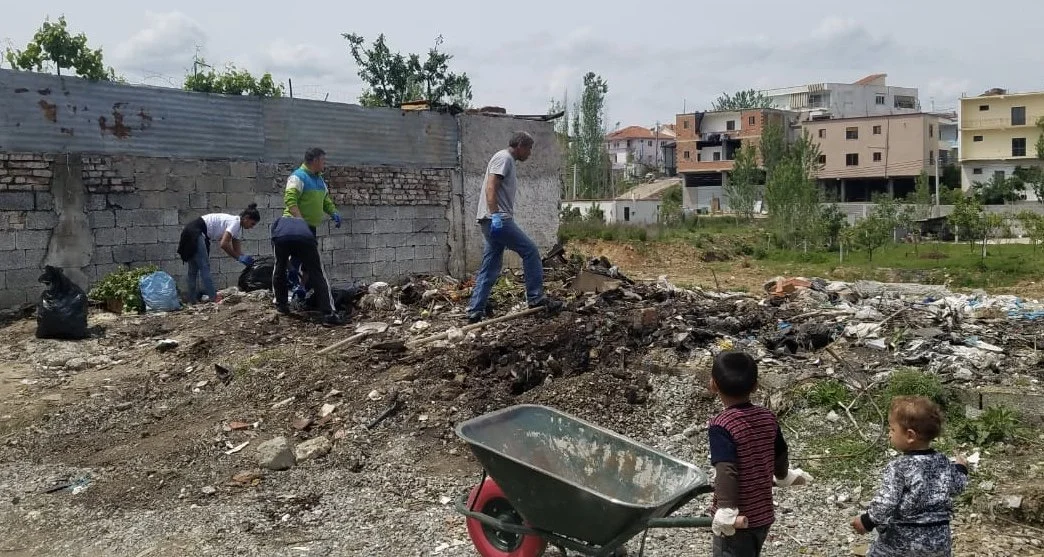 Pastrim komunitar në lagje — puna e Rimëkëmbjes në terren