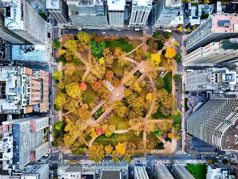 rittenhouse square fall in philly.jpeg