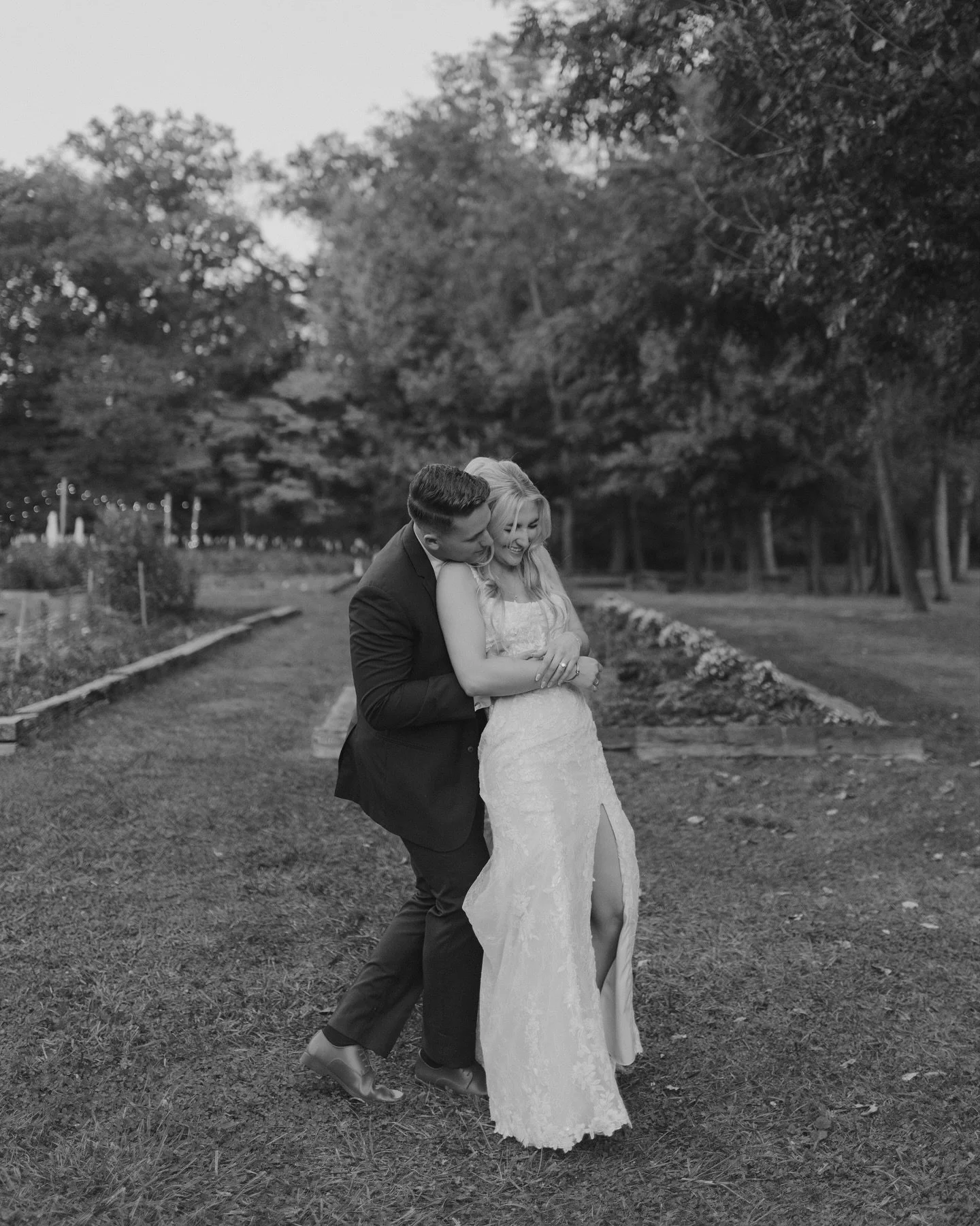 Hopping on to share some of my favorites from the Halls wedding day!!! 🤍🤍🤍 

I don&rsquo;t have much time for posting, but I knew I needed to share these precious moments!! 🫶🏻🫶🏻🫶🏻

Venue + coordinator : @themarmaladelily 
Catering: @missionb