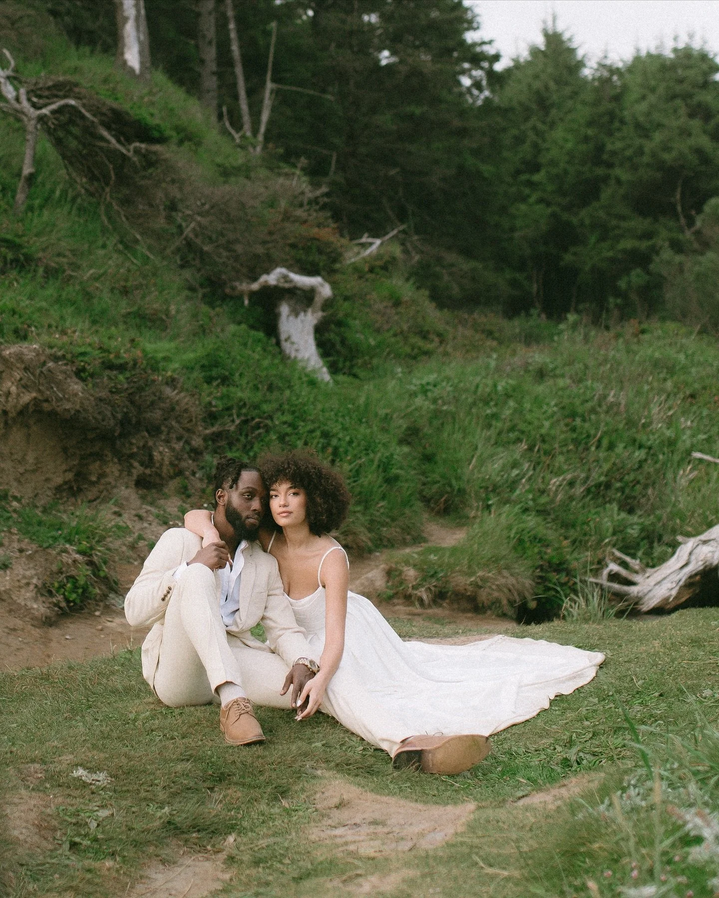 Digitals from a styled elopement on the Oregon Coast 🍃

Hosts: @thehopelessromanticsociety 
Models: @pdxmodelcouple

#elopementphotographer #oregonelopement #weddingphotographer #enlopement #2026bride #2027bride #oregoncoast