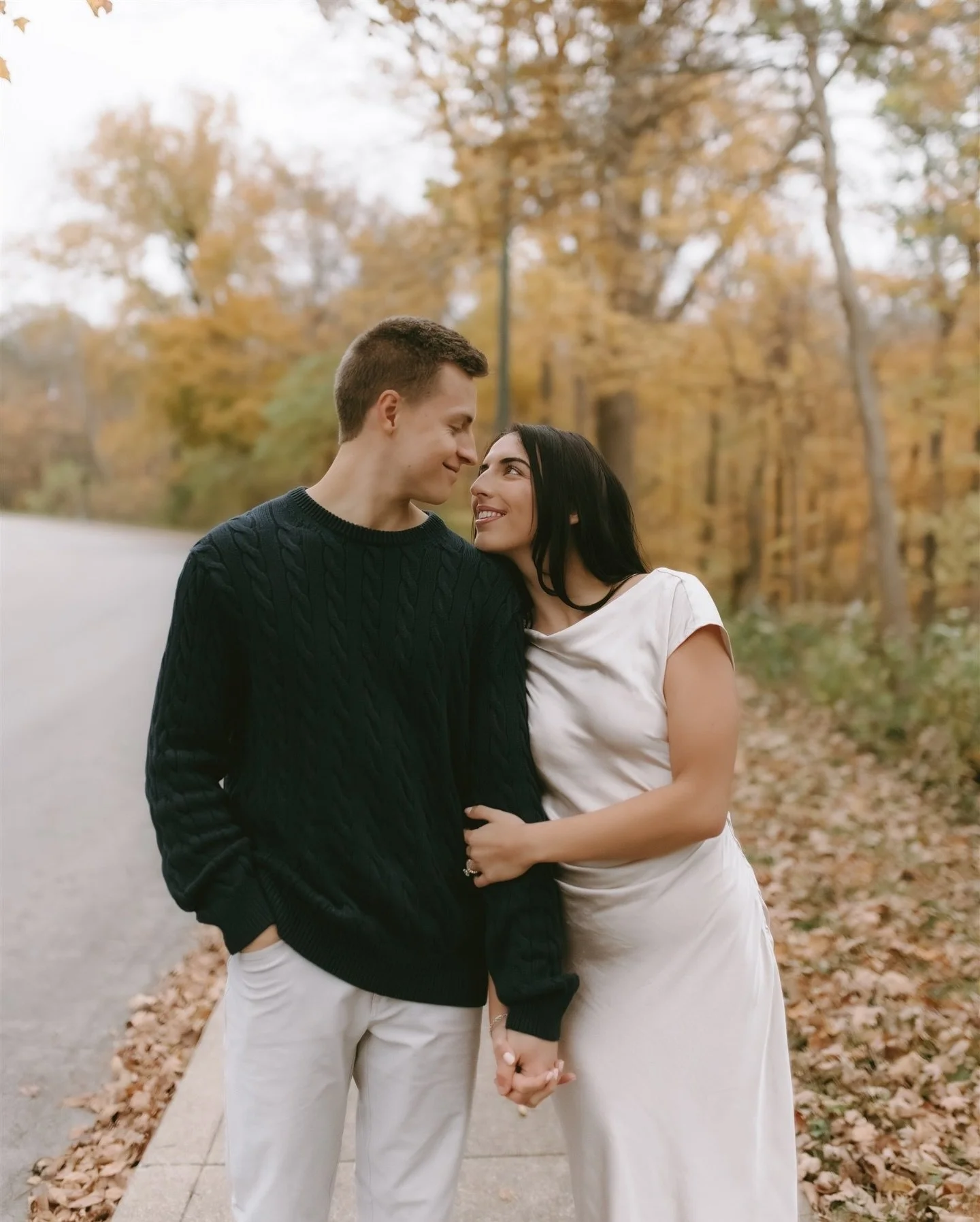Niav &amp; Nathan on a perfect fall evening 🍁

#cincinnatiweddingphotographer #ohioweddingphotographer #cincinnatiengagementphotographer #ohioengagementphotographer