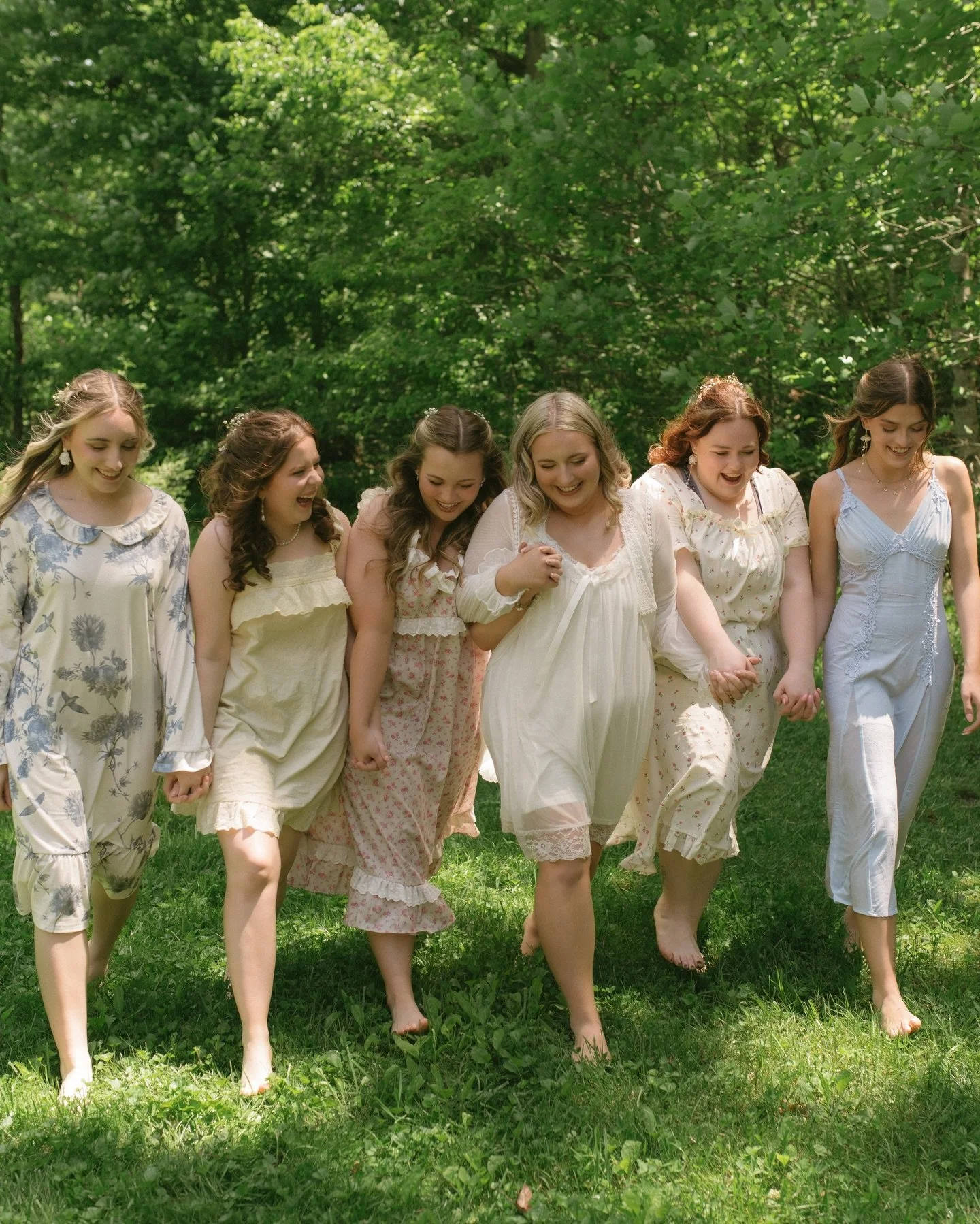 One of my favorite details from my last wedding season were these adorable vintage nightgowns for the bridesmaids!!! Please I need to see this more! 🌙🌸

Bride- @joannachapmanslone 
Venue- @valleyoaksweddingvenue 

#kentuckyphotographer #weddingphot