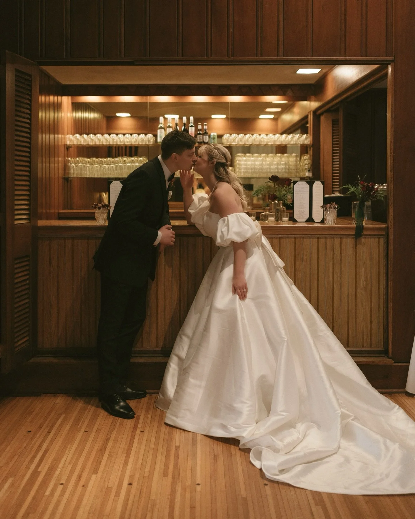 A beautiful holiday wedding for the Ushers 🌹🔔

Bride: @xtaylynn 
Venue: @darbyhousefarm 
Dress: @whitewisteriabridalboutique 
Hair + Makeup: @heyprettybeauty 
Florals: @fiori.florals 
Videographer: @danzermedia 

#columbusweddingphotographer #ohiow