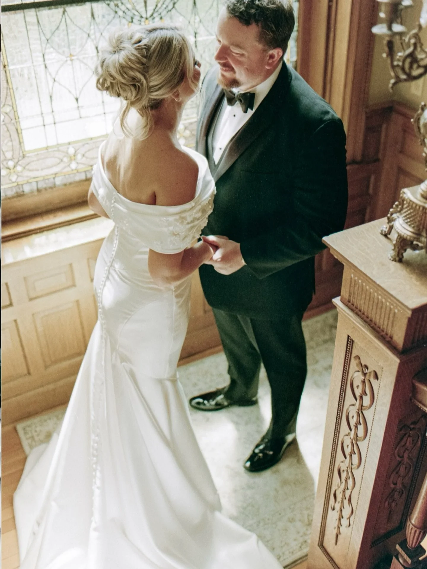 The Butlers Wedding at Wiedemann Mansion 🥂

Digital + film 

Bride: @katiesmith00 
Photographer: me  @lottieshepherdphoto 
Second Shooter: @a_poppe3 
Venue: @whillmansion 
Florals: @ftthomasflorist 
Cake: @tresbellecakes 
Dress: @maggiesotterodesign