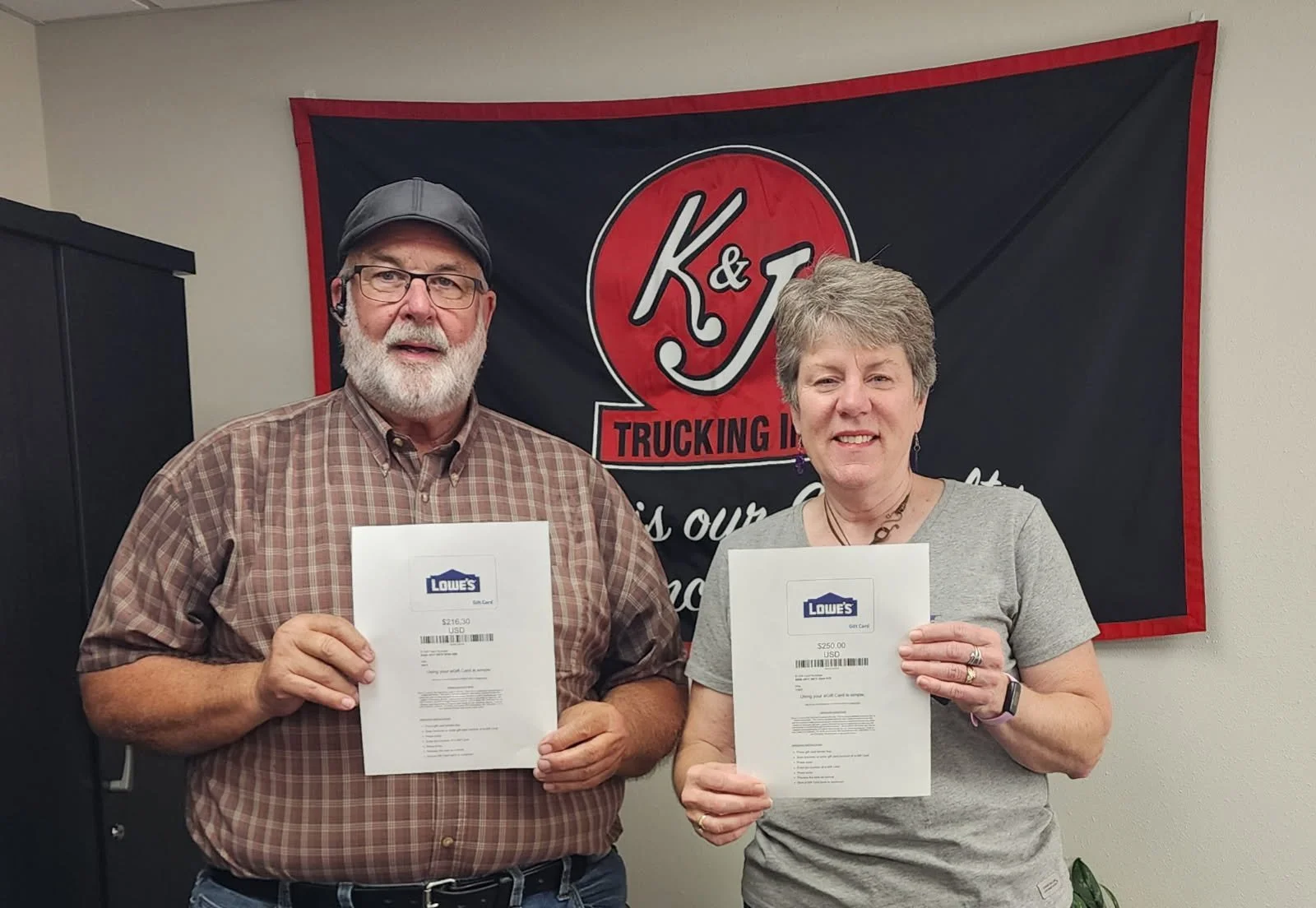 Another awesome driver getting a big gift card to Lowes for his safe driving! Congratulations Skimpy on your hard work.. it sure paid off!