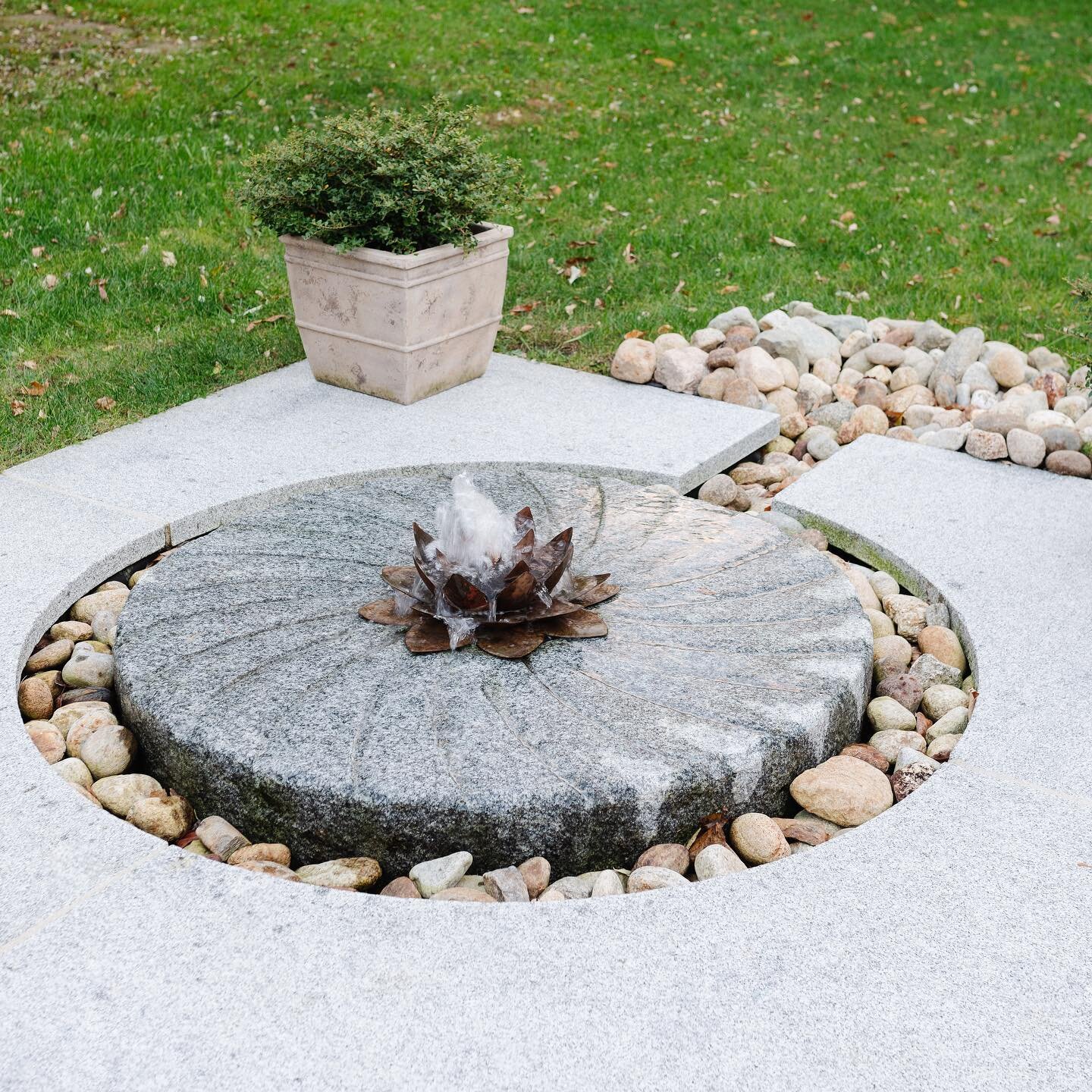 Create an instant oasis in your yard with the addition of a water feature. This patio instantly transforms into a spa-like experience when the water feature is running. In the evening the water is backlit which creates an illusion of 🔥. Swipe ⬅️

#c