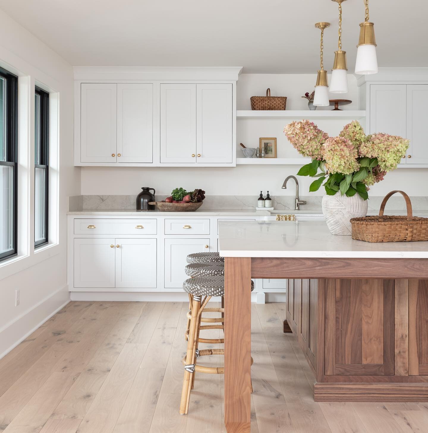 Aren&rsquo;t clean kitchens the best motivators out there? If my kitchen is clean I feel like a super hero 😅 #cgdmodernenglish 

#cleankitchen #chestnutgrovedesigns #christinawikmaninteriors #classickitchen #modernfarmhouse #kitchensofinsta #newengl