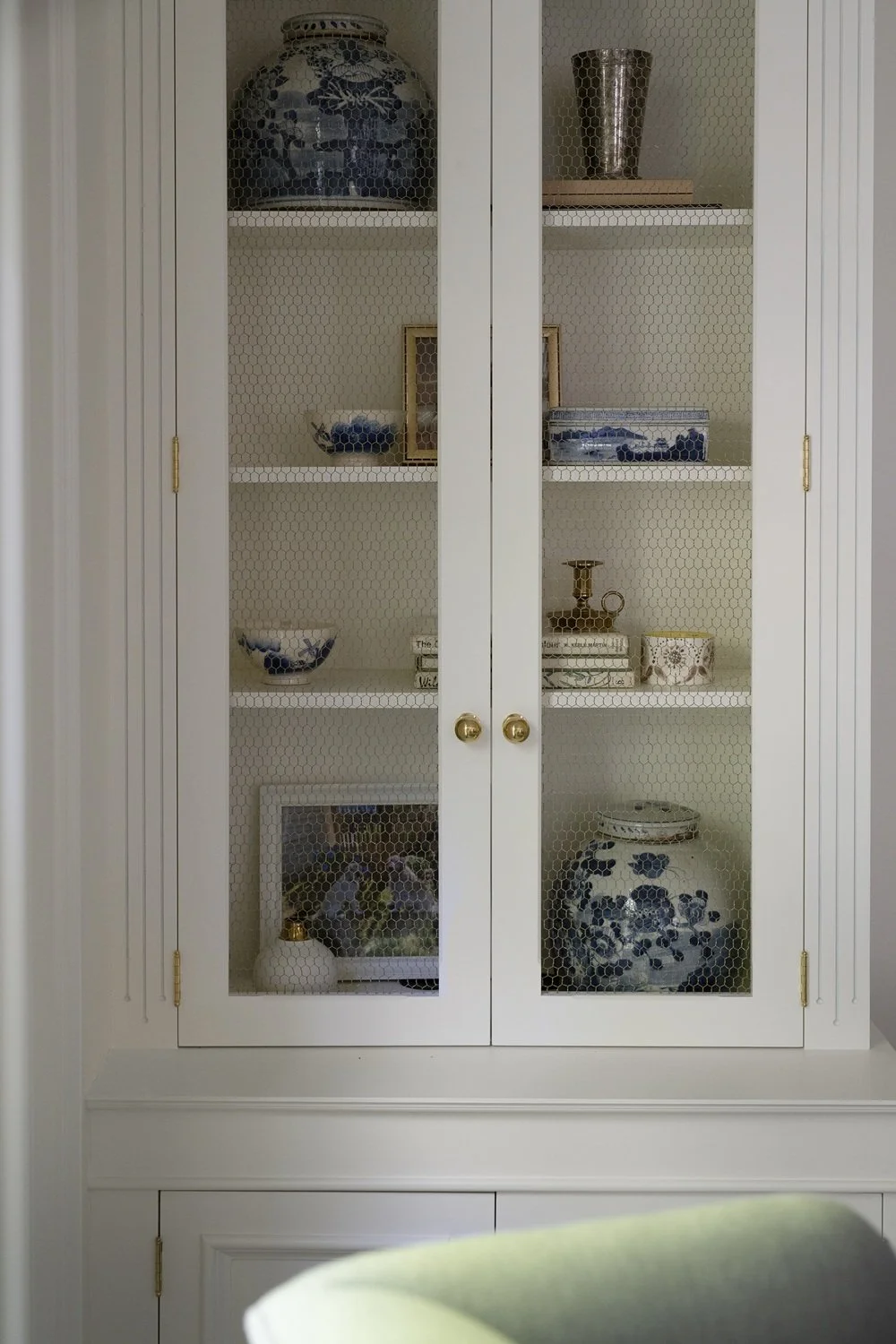 Sherborn living room with green sofas and built-in bookcases, chicken wire on bookcase, historic design, traditional design, classic design