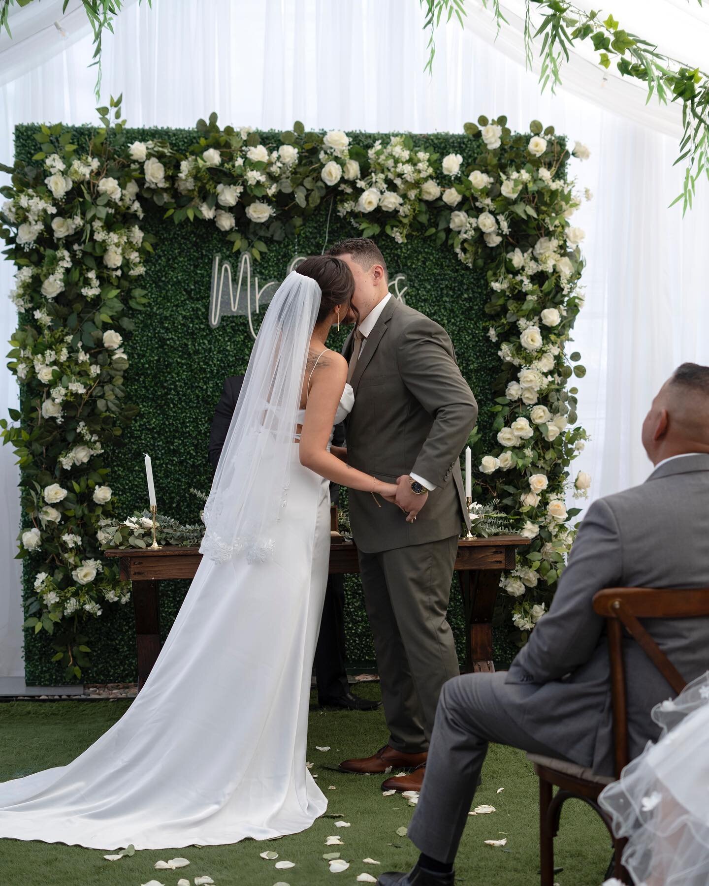 Congratulations to the newly weds! ✨ 

It&rsquo;s always an honor to capture the weddings of close family friends. &hearts;️ 

@desiray385 

#newlyweds #fullertonweddingphotographer #ocweddingphotographer #fullertonphotographer #hitched #socalwedding