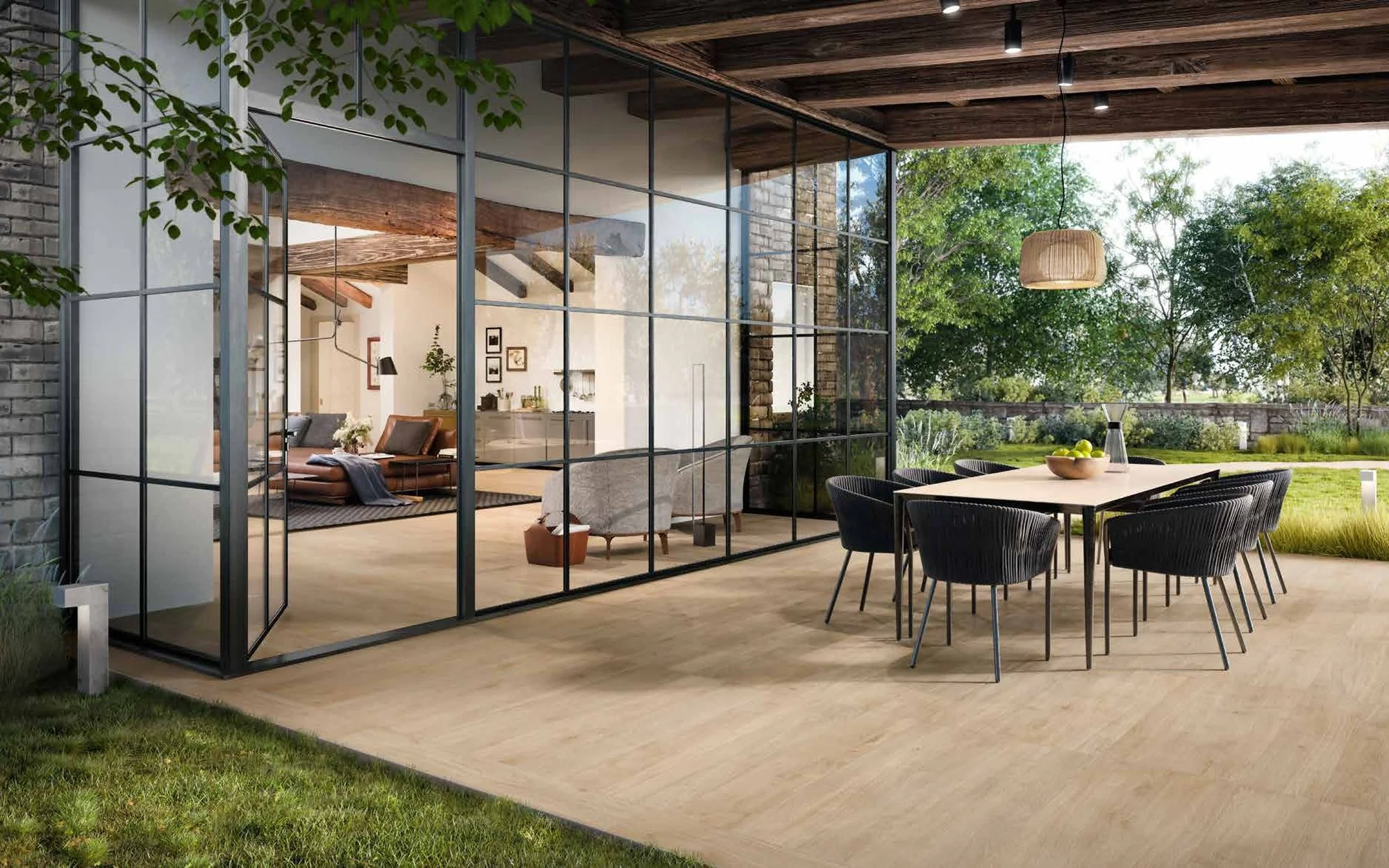 Porcelanato efecto madera Primewood en pabellón de cristal con comedor y jardín