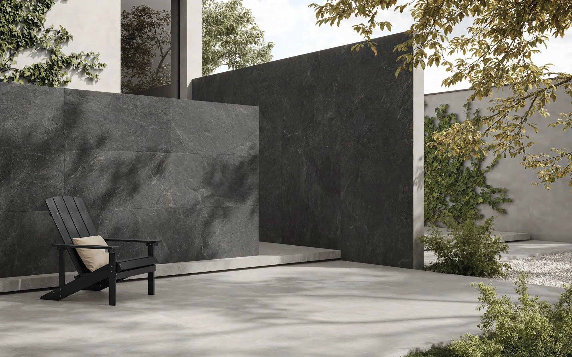 Porcelanato Moonstone para exterior en patio con muro de gran formato