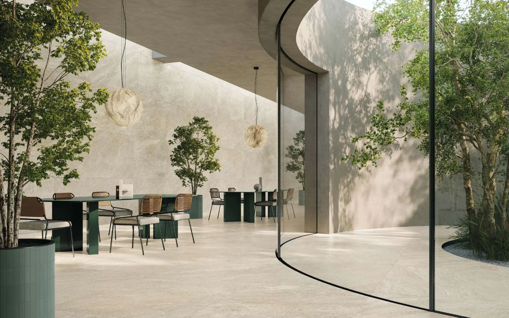 Porcelanato Origins en atrio con cristal curvo y comedor