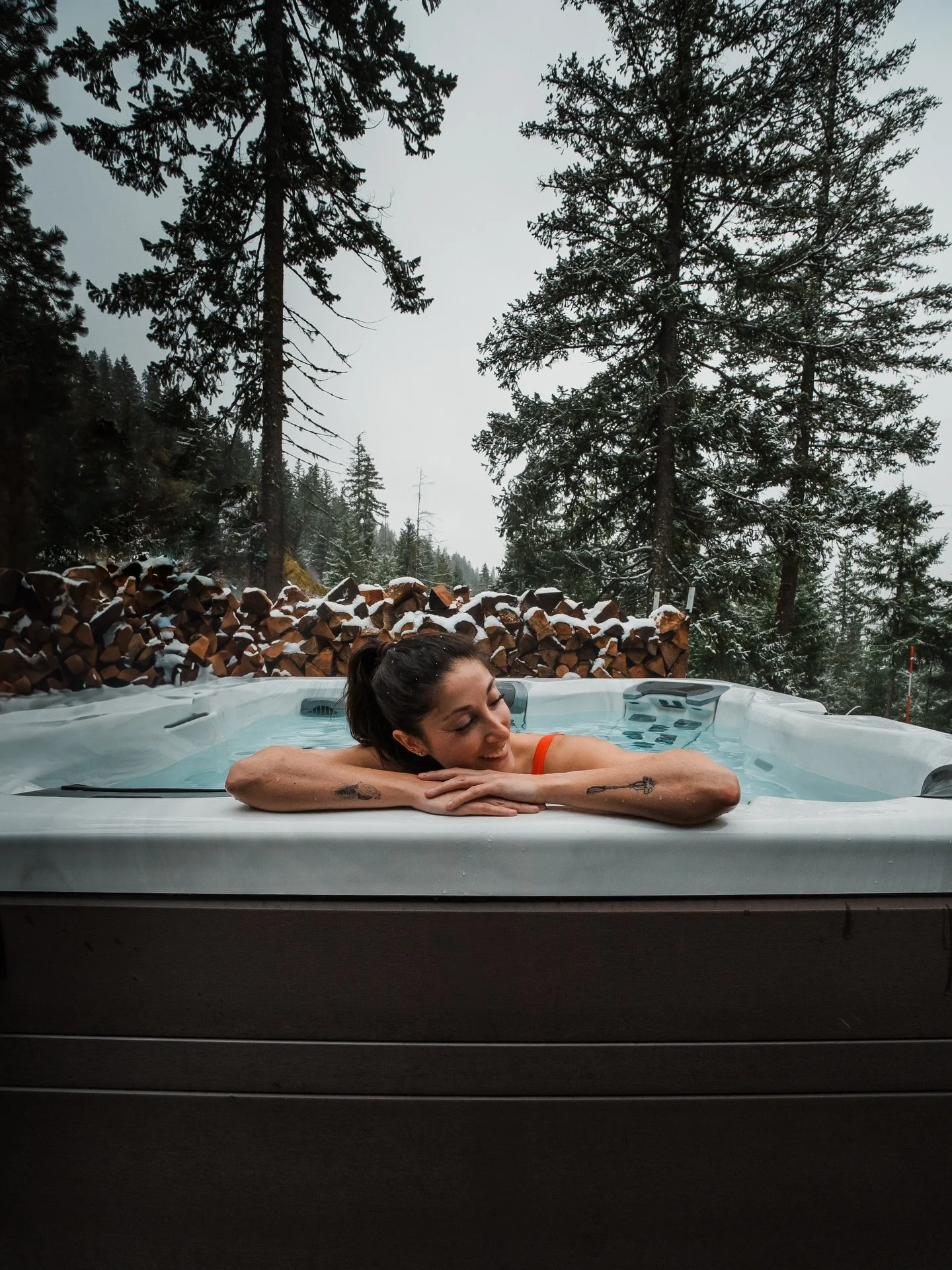 About last night ❄️🌲

♨️ It is in fact still winter and still cozy cabin season in Washington&hellip;

✨ SEND this to the friend you want to stay in a cabin with this month!

We&rsquo;ve been house sitting all winter, basically from mid October thro