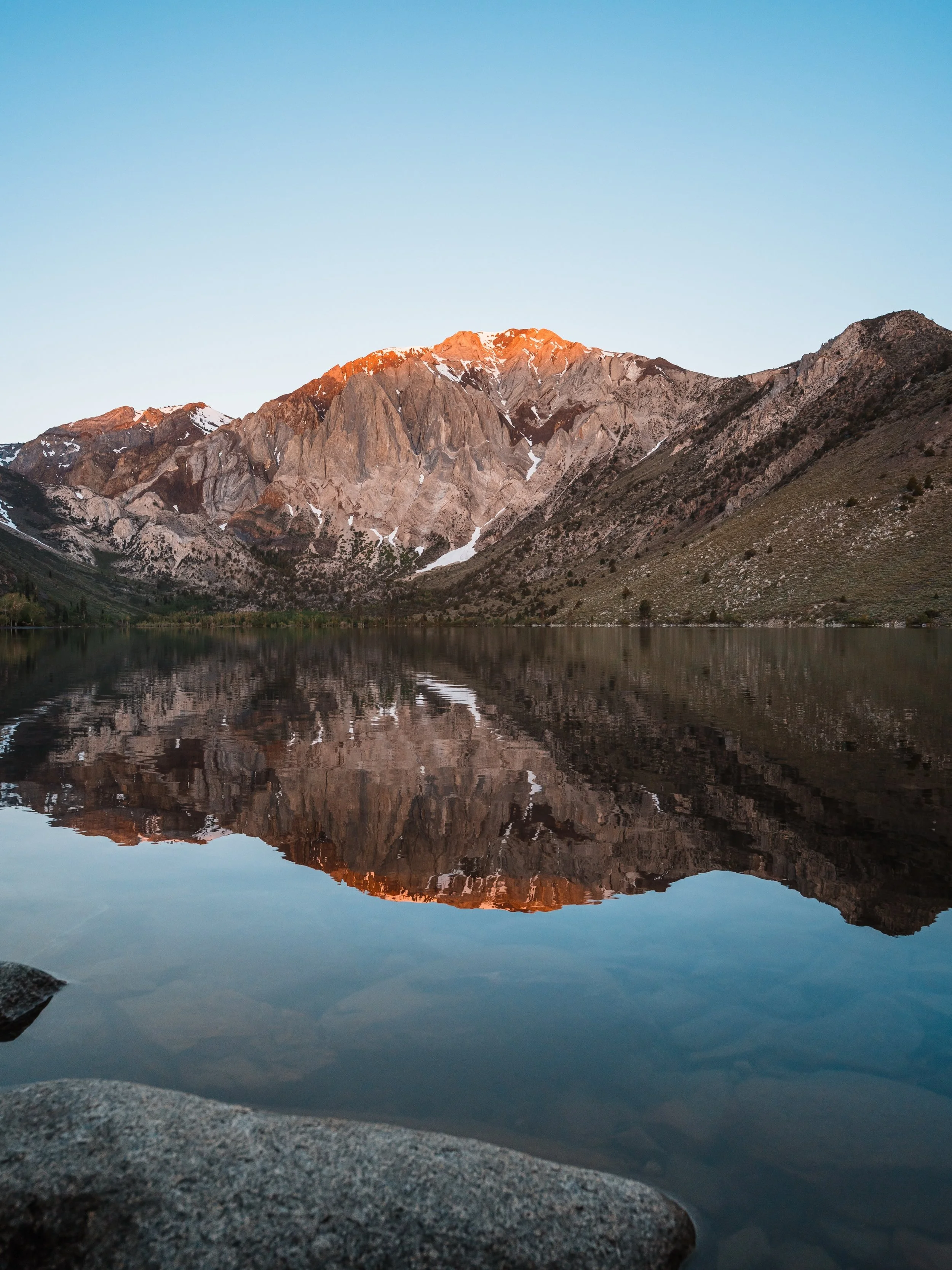 Progressions of a sunrise 🌄

💨 Our first morning here I woke up for sunrise and it was so windy. There was no reflection. 

But the next morning was so calm and exactly what I&rsquo;d hoped for when I found this spot. 

🫶🏻 SEND this to the person