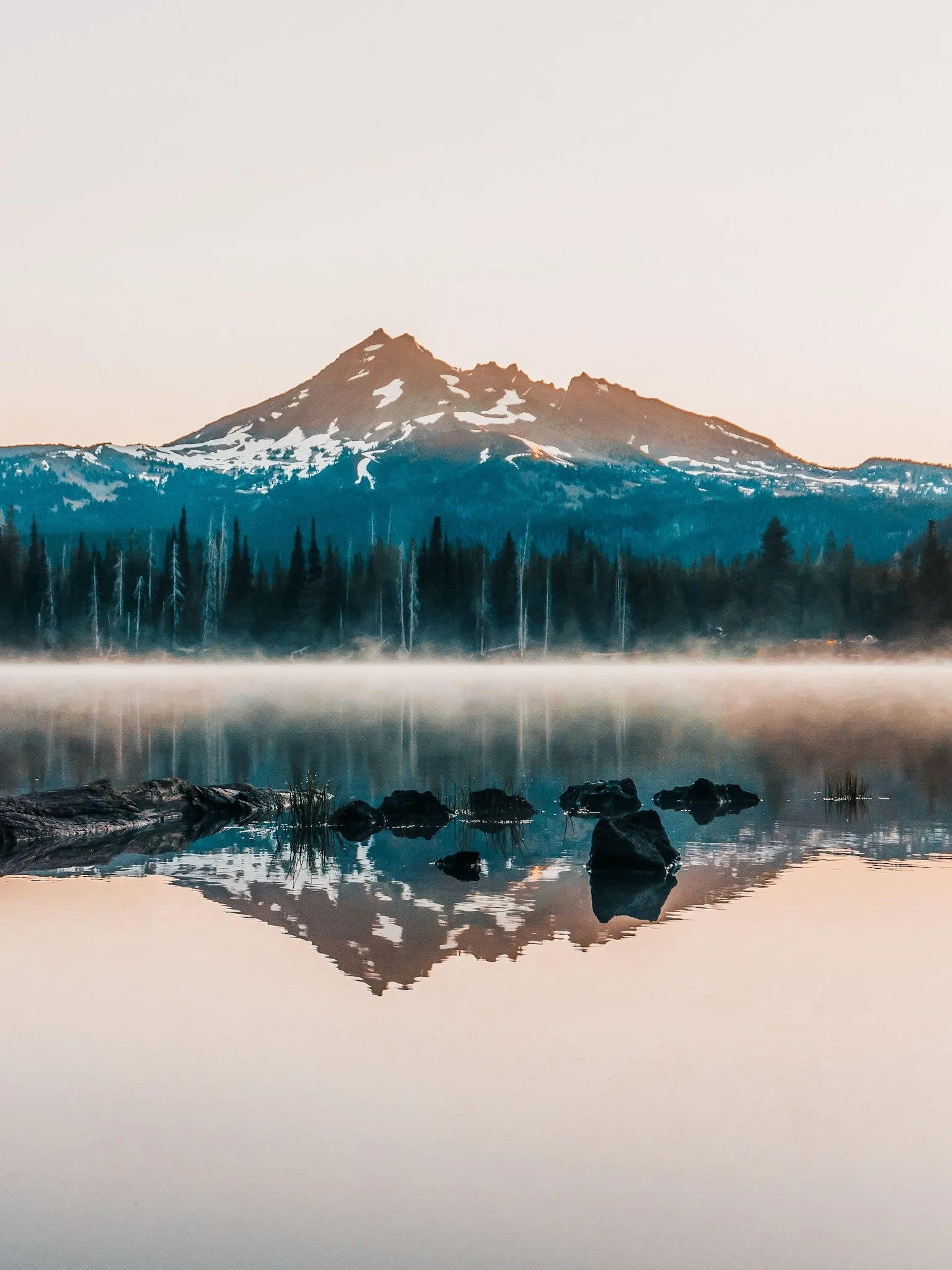 Hoping to get back to this spot very soon 🏔️

🌄 This is forever one of my favorite sunrise spots near Bend, OR

And there&rsquo;s no hiking required to watch the sunset with this amazing view!

📍Sparks Lake, Deschutes National Forest, OR

🚐 centr