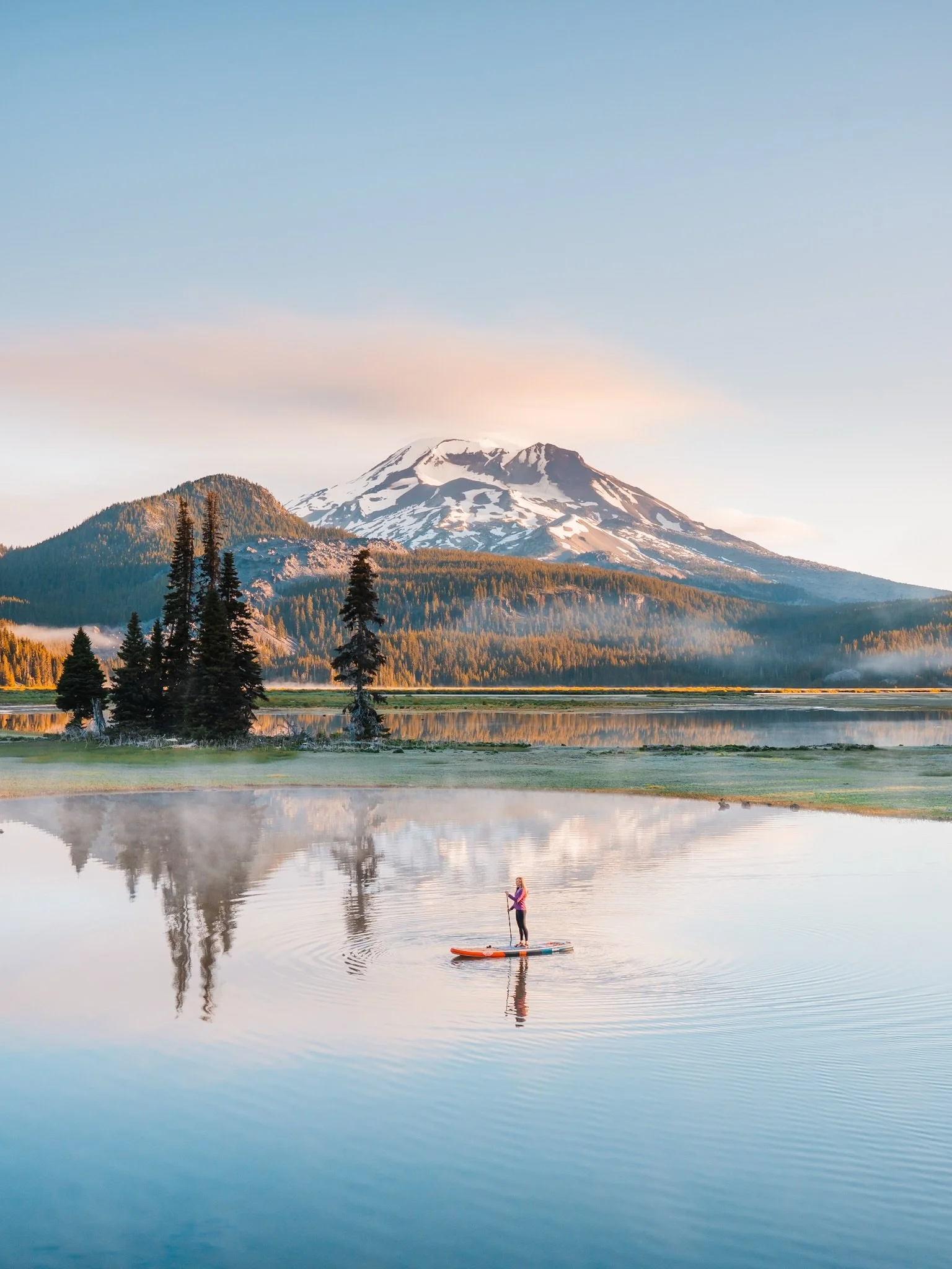 Worth the very early wake up 🌄

The perfect morning paddle with @lostwithadrone 

🚐 Last Thursday night, Garrett and I drove out to one of my favorite spots near Bend, Oregon to camp and catch the sunrise the next morning. 

At sunset, while I was 