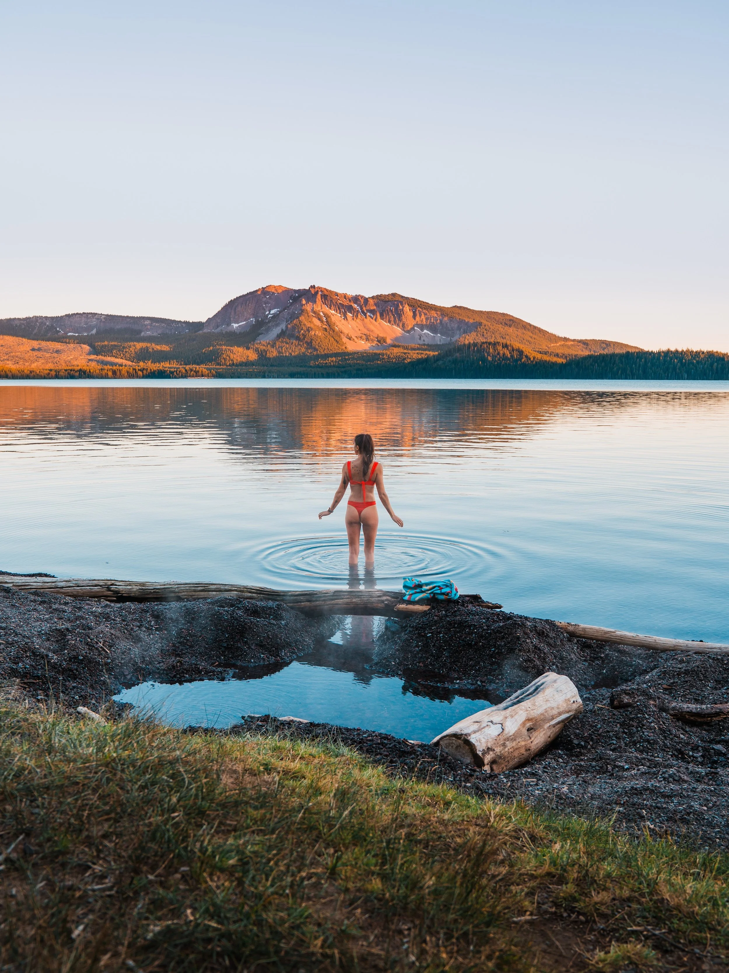 You can&rsquo;t visit Oregon without a hot spring soak ♨️

🌄 And this one had quite the view and a perfect cold plunge in the lake next to it. 

✨ SEND this to the person you want to hot spring with this summer!

👙 We hiked into these small, lakesi
