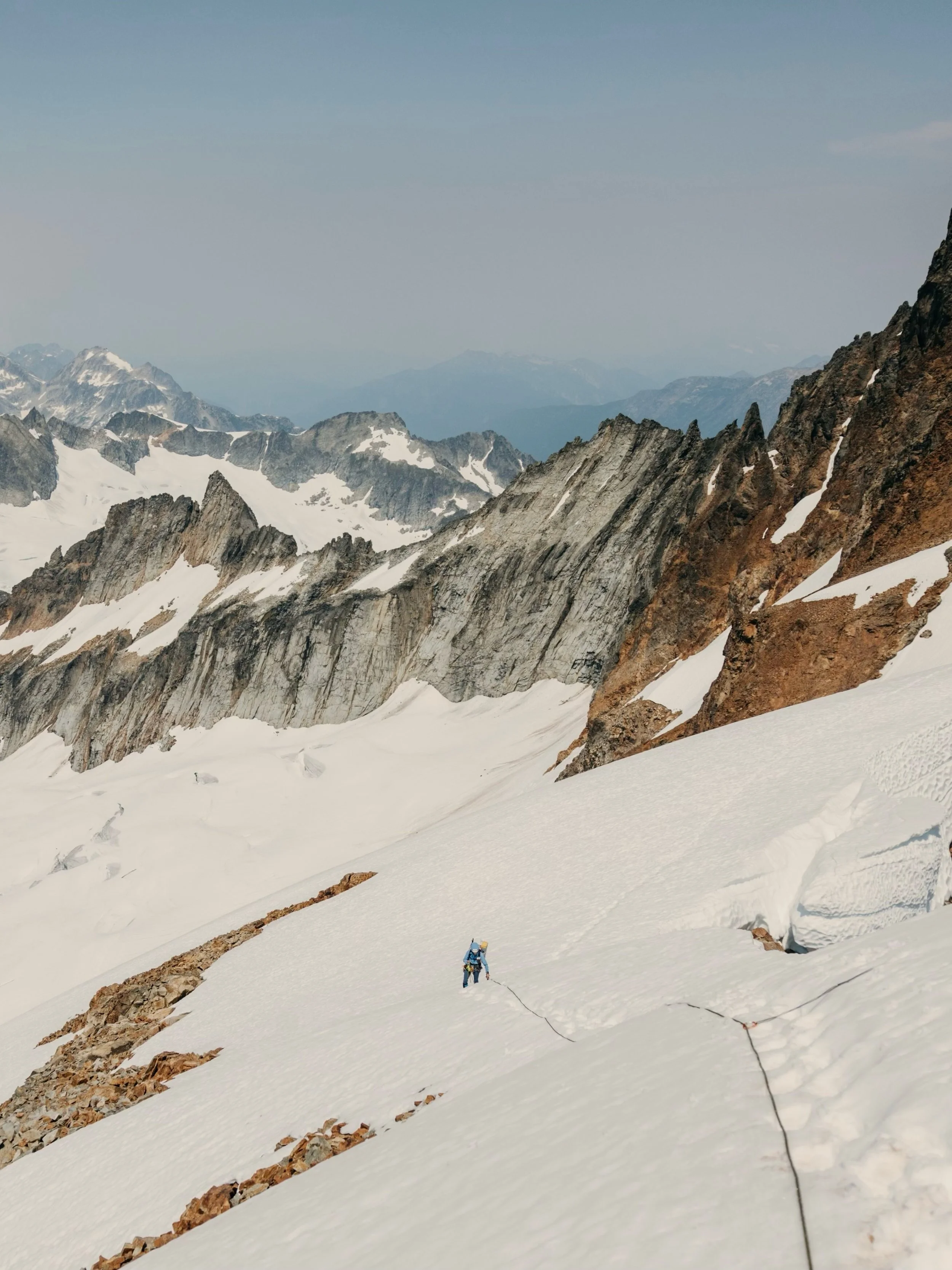 Forever my favorite glacier climb in WA 🏔️

Sahale will always hold a special place in my heart:

⛏️ It was my graduation climb from the @mountaineersorg basic alpine climbing course and my first successful glacier climb back in 2017. It was also th