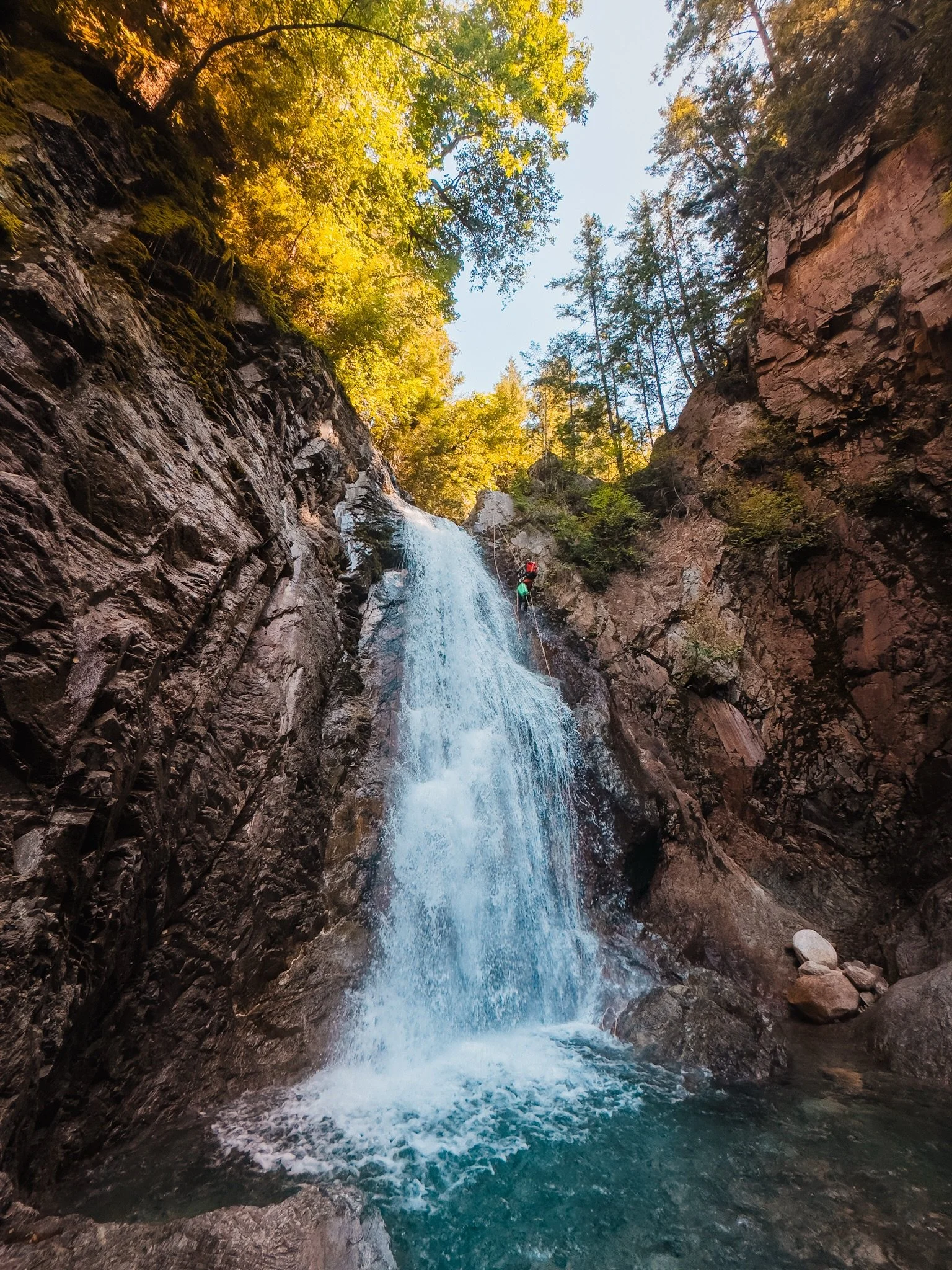 Canyoning in Squamish, BC ⤵️

🧗🏻&zwj;♀️Sure we usually come to Squamish for climbing and a little hiking, but this summer we did a whole lot more and really experienced all this amazing place has to offer!

💦 Garrett and I have been canyoning sinc