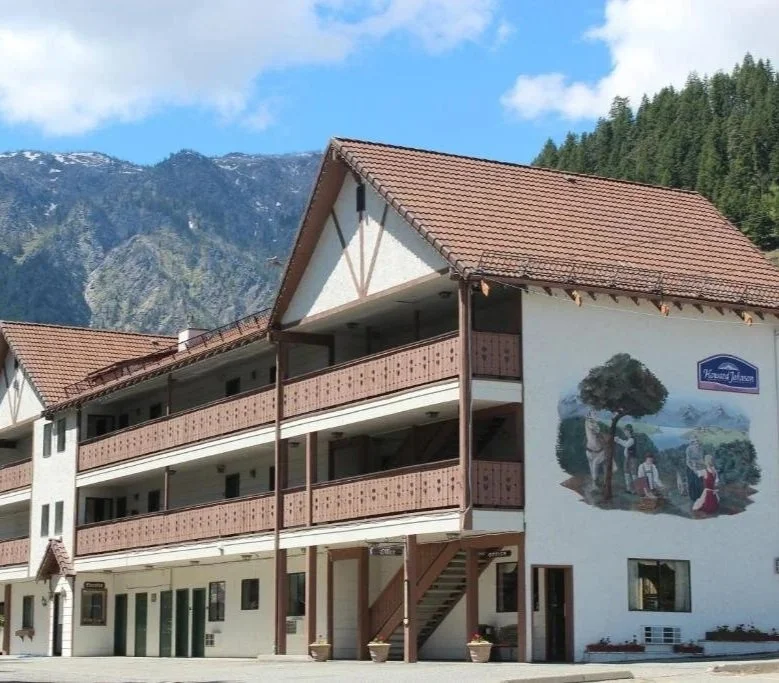 The outside of the howard johnson hotel in leavenworth