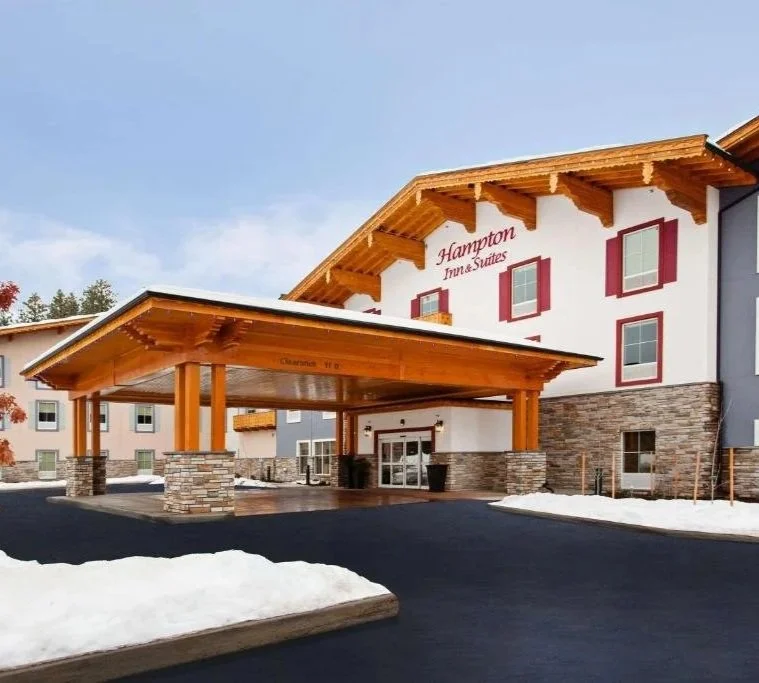 The front of the Hampton Inn hotel in Leavenworth with snow on the ground