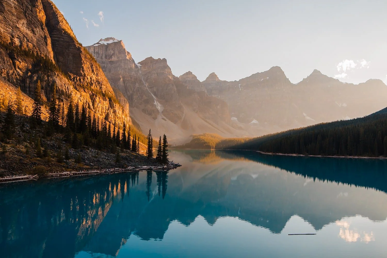 Moraine Lake at sunset in Banff. A beautiful blue lake with mountain peaks in the background, glowing in the fading sun.