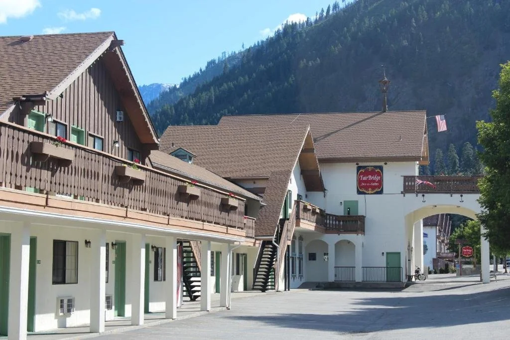 Looking at the fairbridge inn in leavenworth with mountains in the background