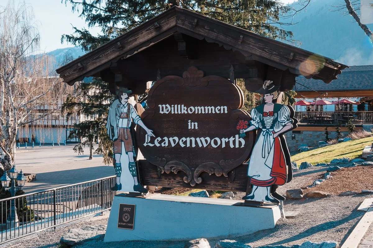 the leavenworth sign in town that says willkommen in leavenworth