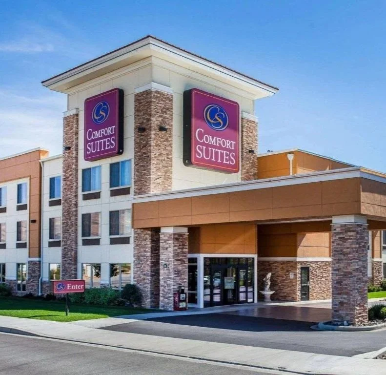 the outside of the comfort suites hotel in wenatchee