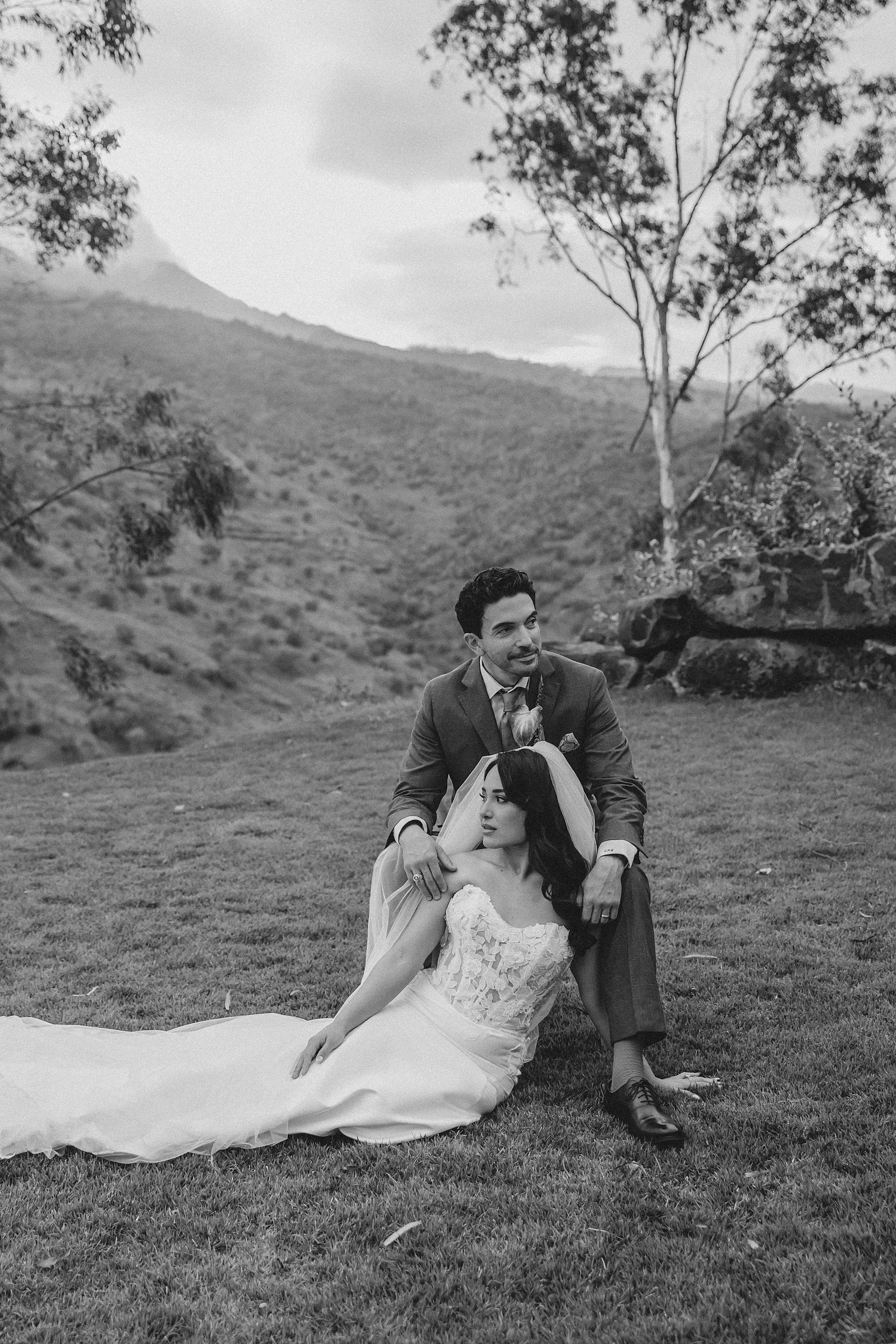     Timeless bride and groom portraits surrounded by tropical scenery in Hawaii