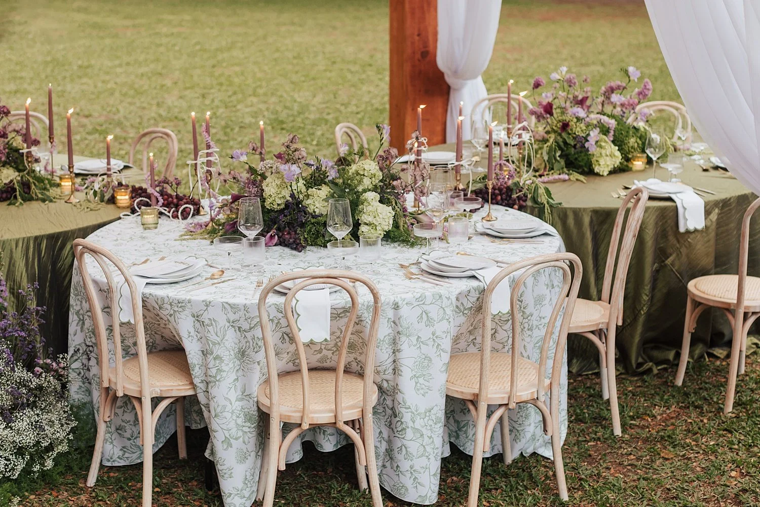 Romantic reception tablescape featuring luxury florals at Hawaii wedding venue.