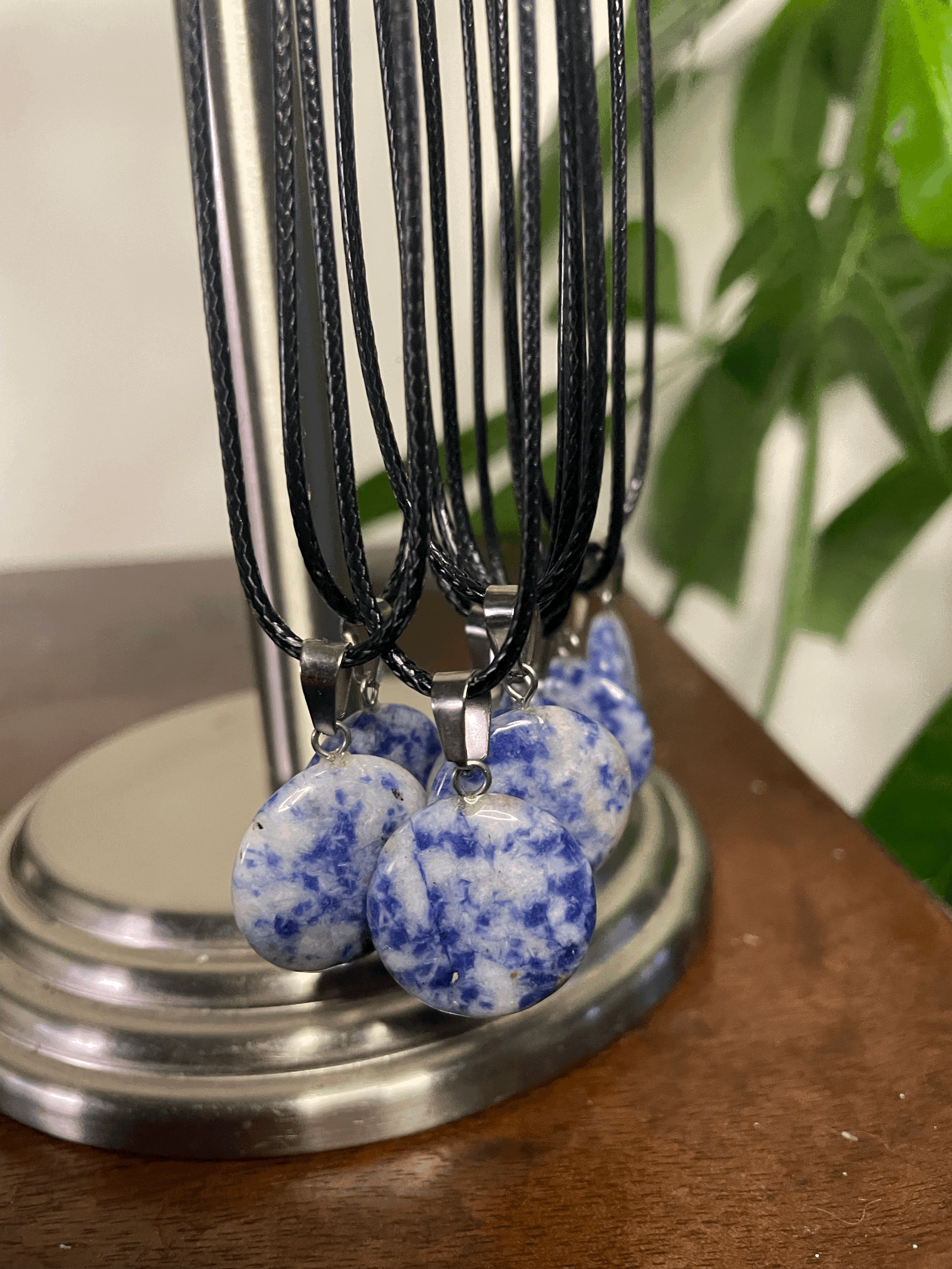 💙 Sodalite Crystal – Intuition, Clarity & Throat Chakra Activation