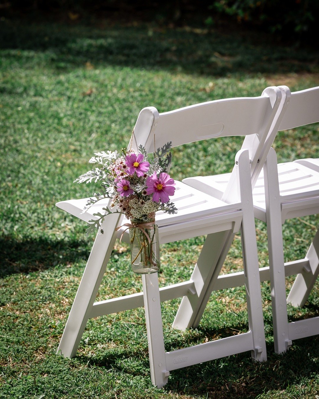 Fresh spring blooms 💐bring a touch of natural elegance and effortless beauty to your ceremony setup.
.
. #inthegrove #inthegroveqld #weddingsinthegrove #weddinginspo #weddinginspiration #premierweddingvenue #bundabergspremierweddingvenue #perfectven
